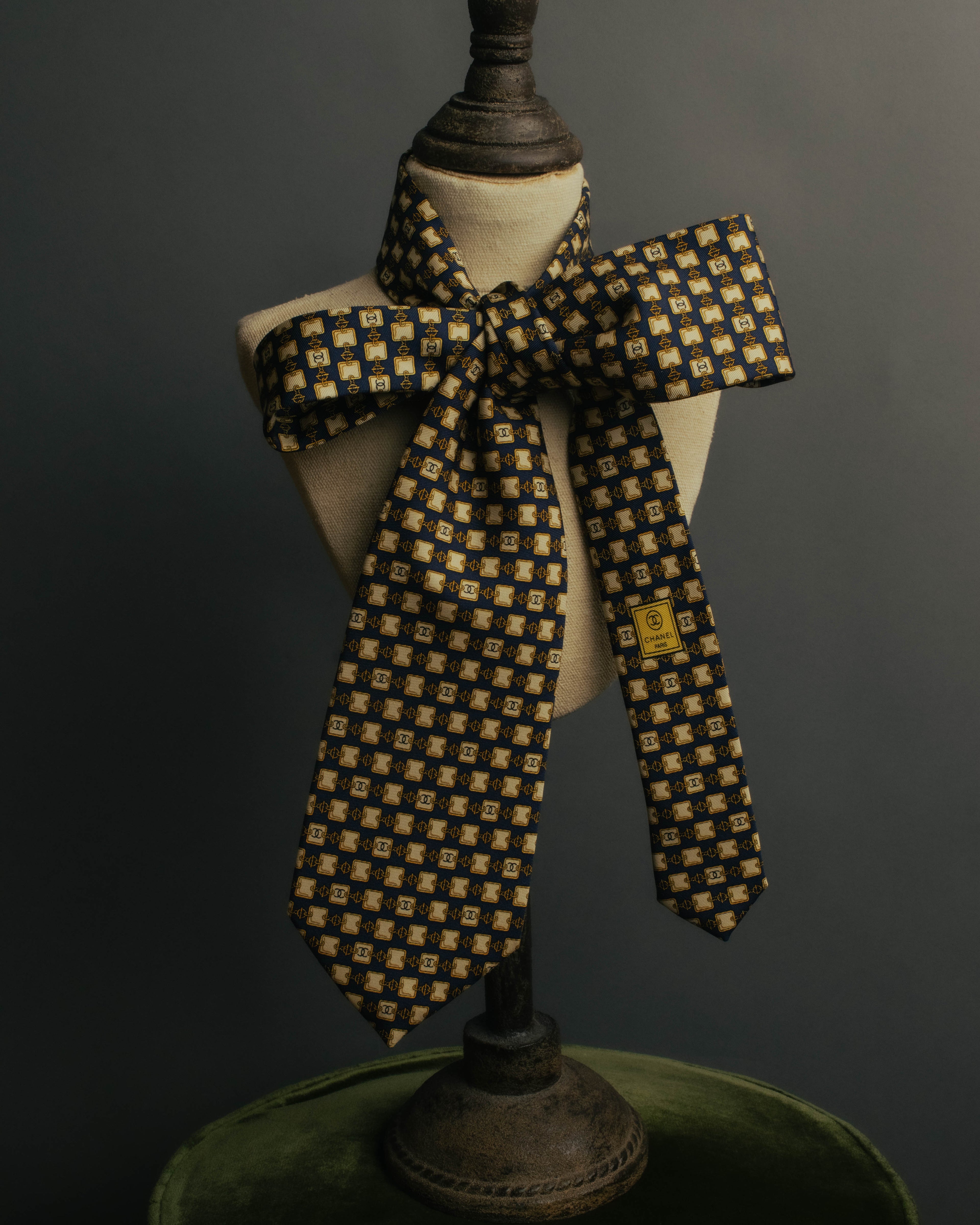 “CHANEL” 90’s-00’s Chain motif silk tie