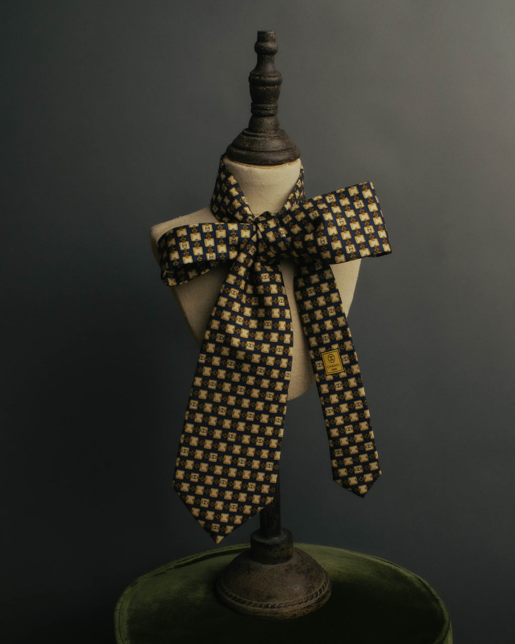 “CHANEL” 90’s-00’s Chain motif silk tie