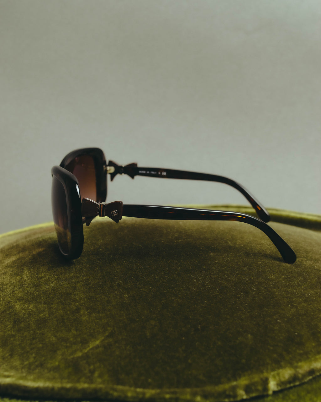 "CHANEL" 00's-10's Iconic bow sunglasses