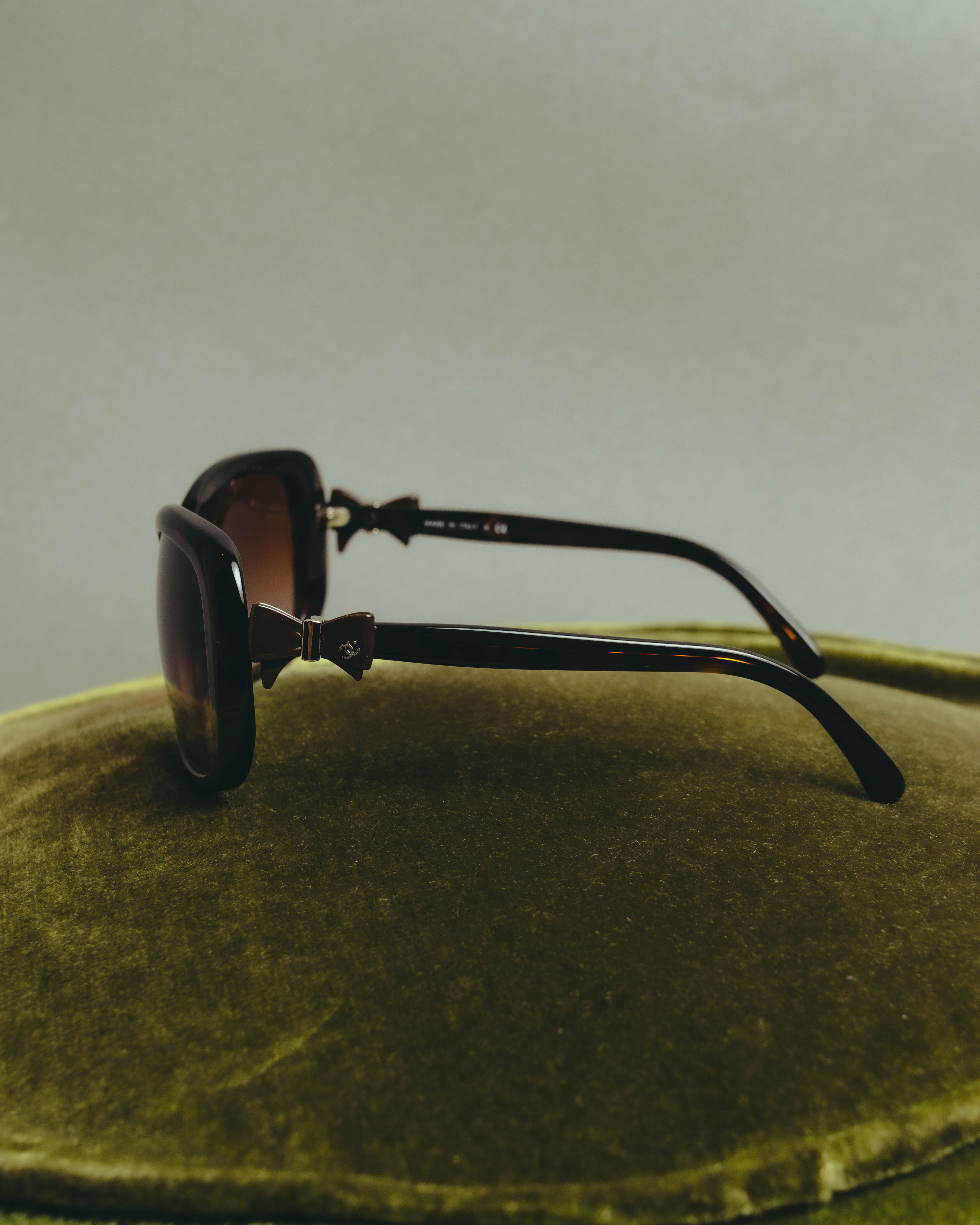 "CHANEL" 00's-10's Iconic bow sunglasses