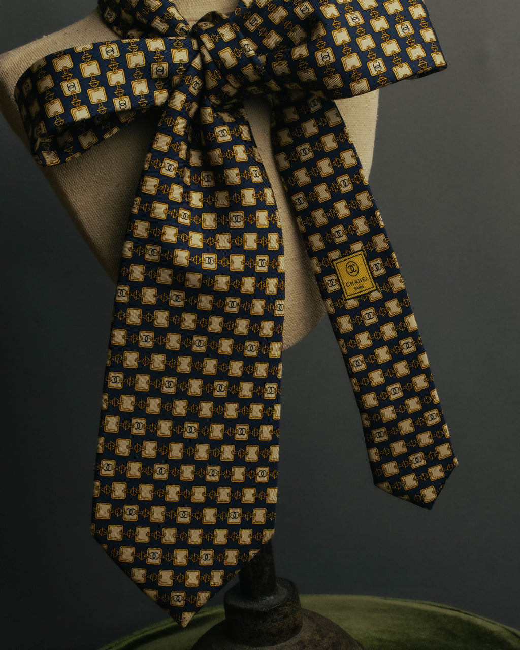 “CHANEL” 90’s-00’s Chain motif silk tie