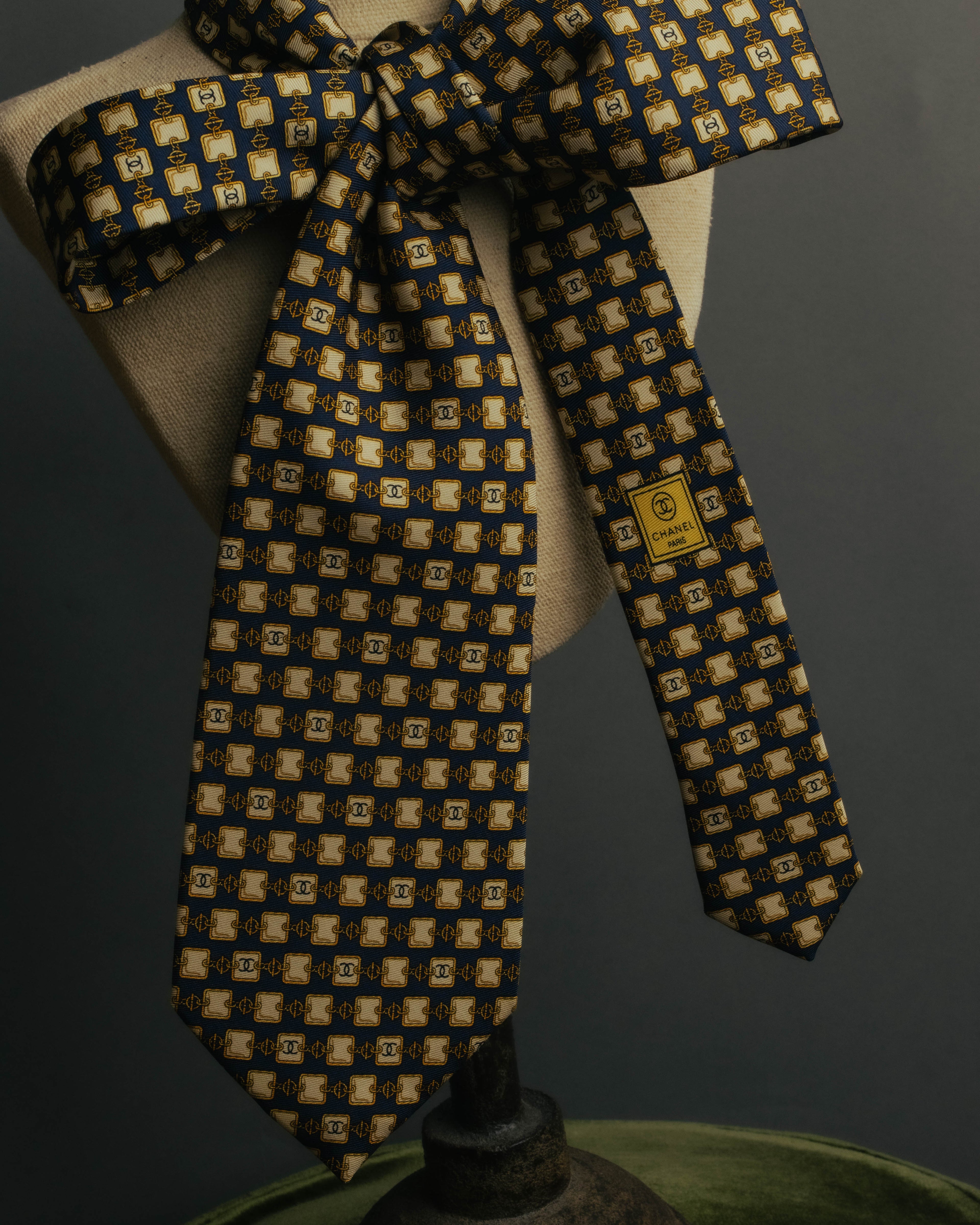 “CHANEL” 90’s-00’s Chain motif silk tie