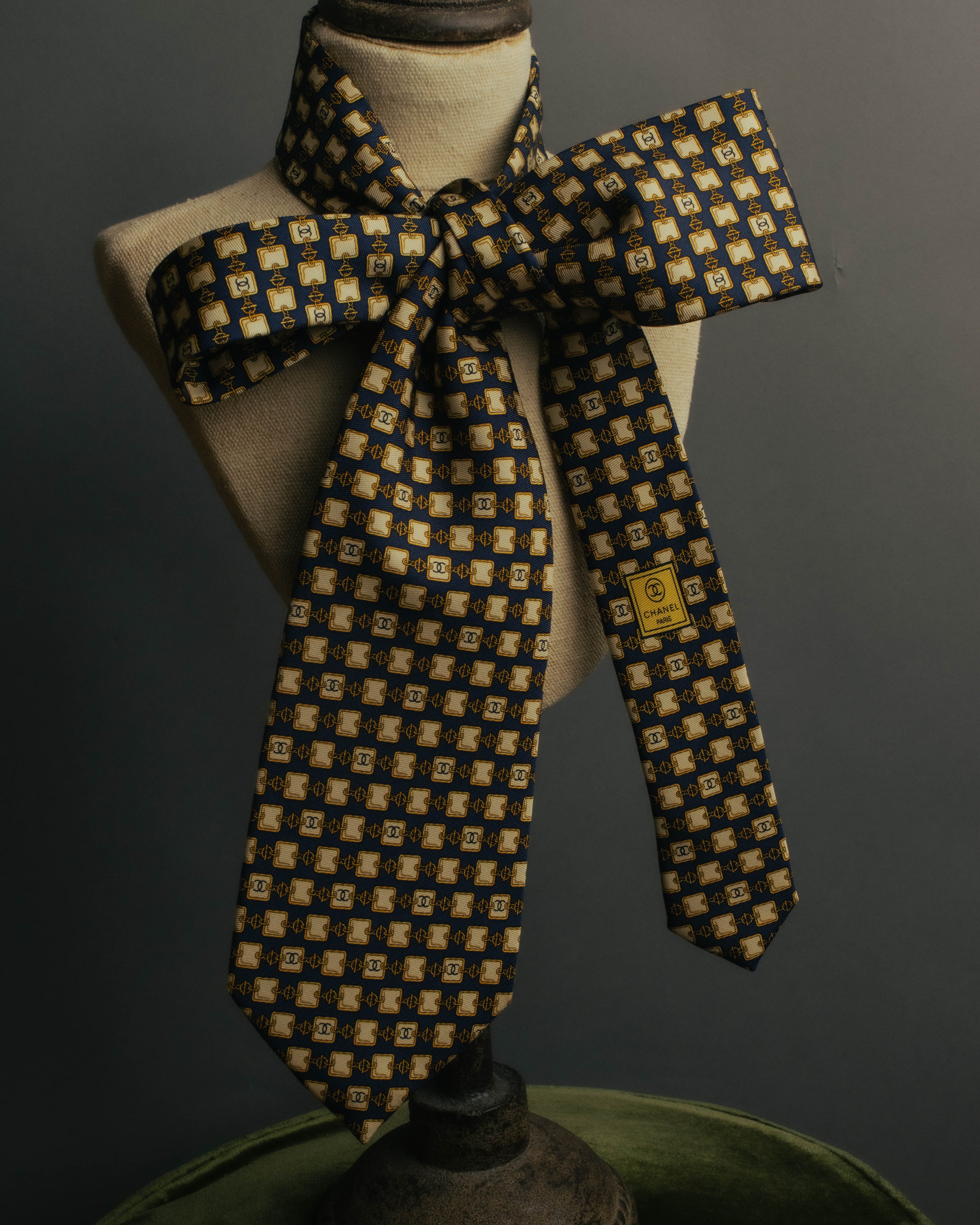 “CHANEL” 90’s-00’s Chain motif silk tie