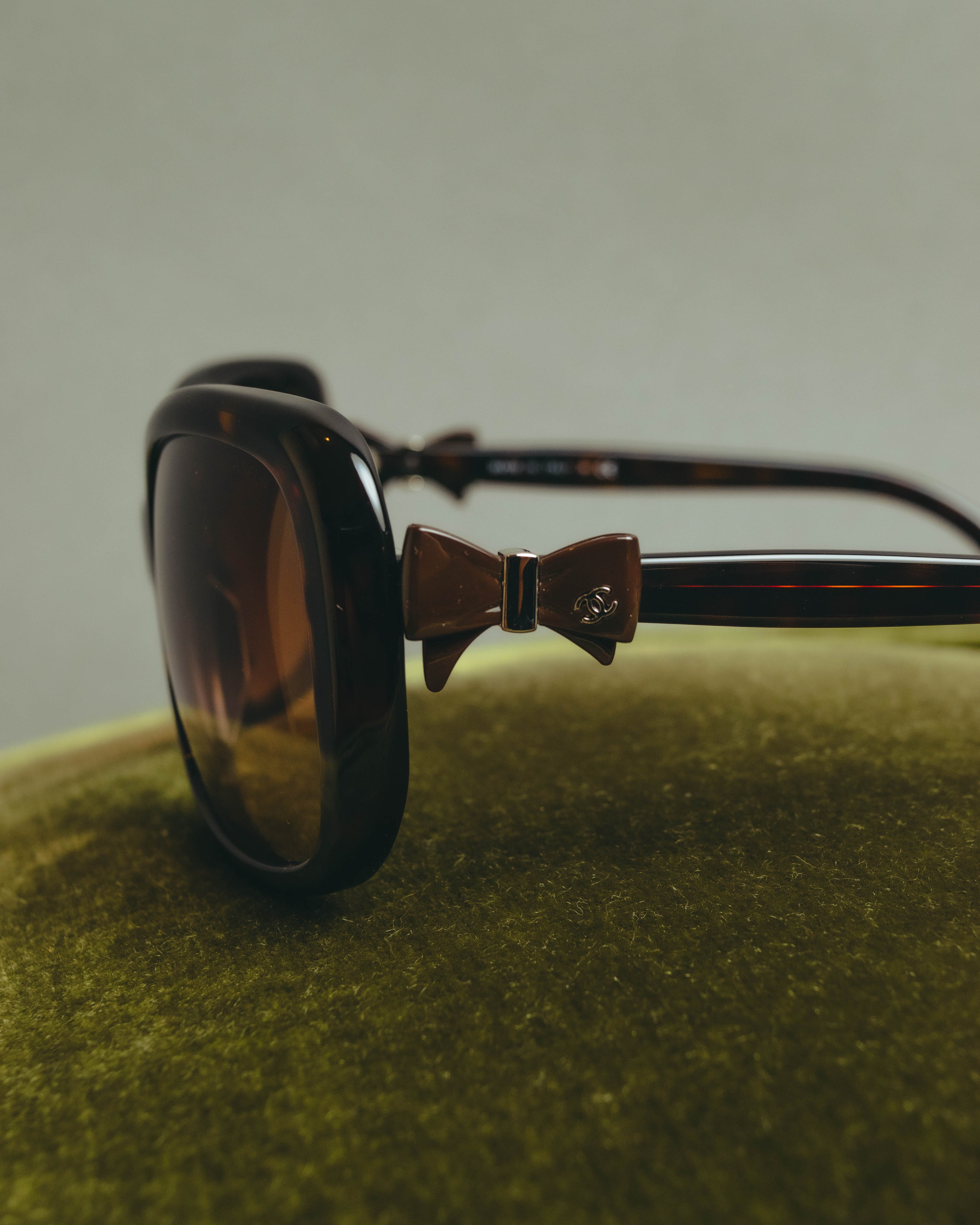 "CHANEL" 00's-10's Iconic bow sunglasses