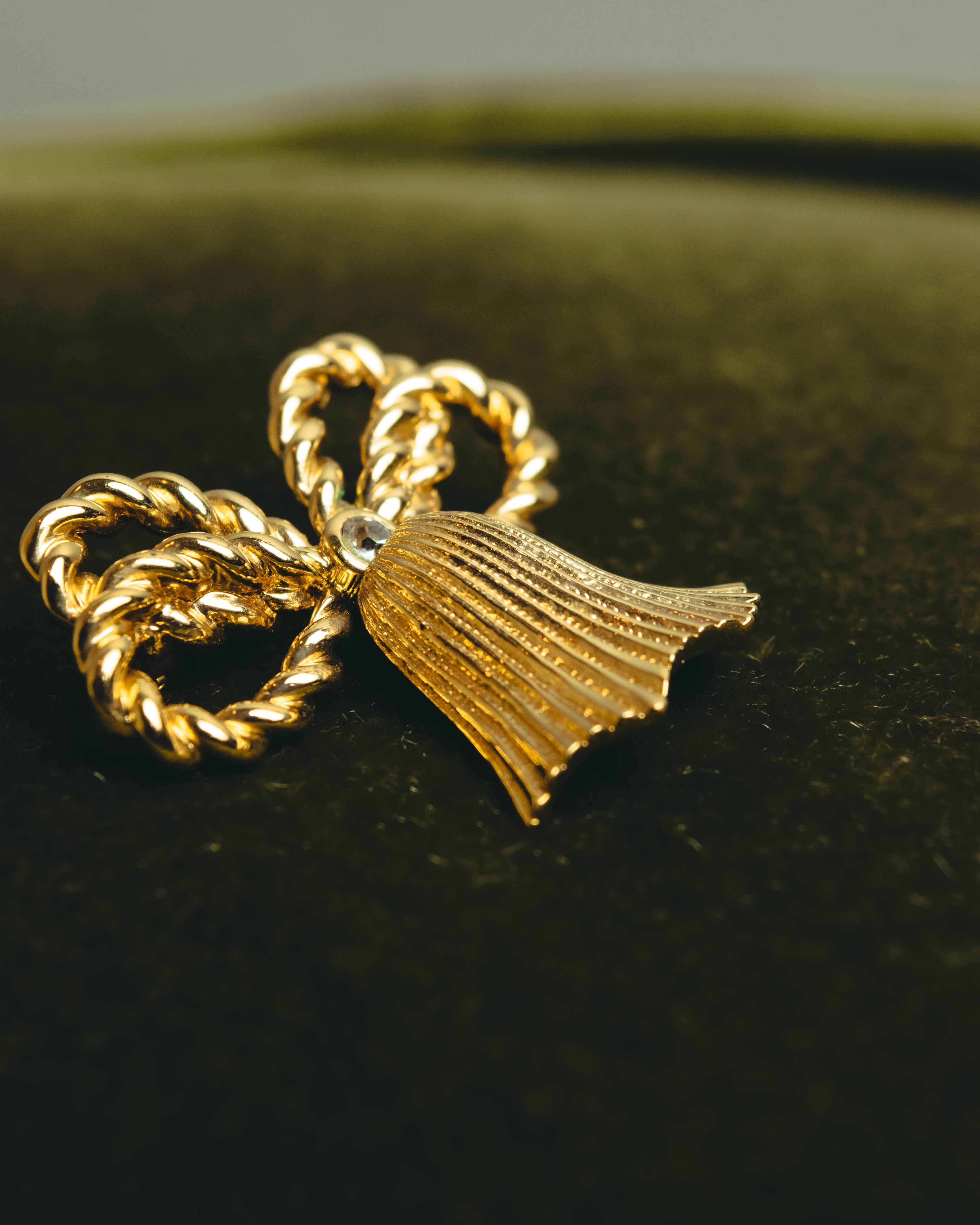 "Christian Dior" 80's-90's Gold tone ribbon tassel brooch