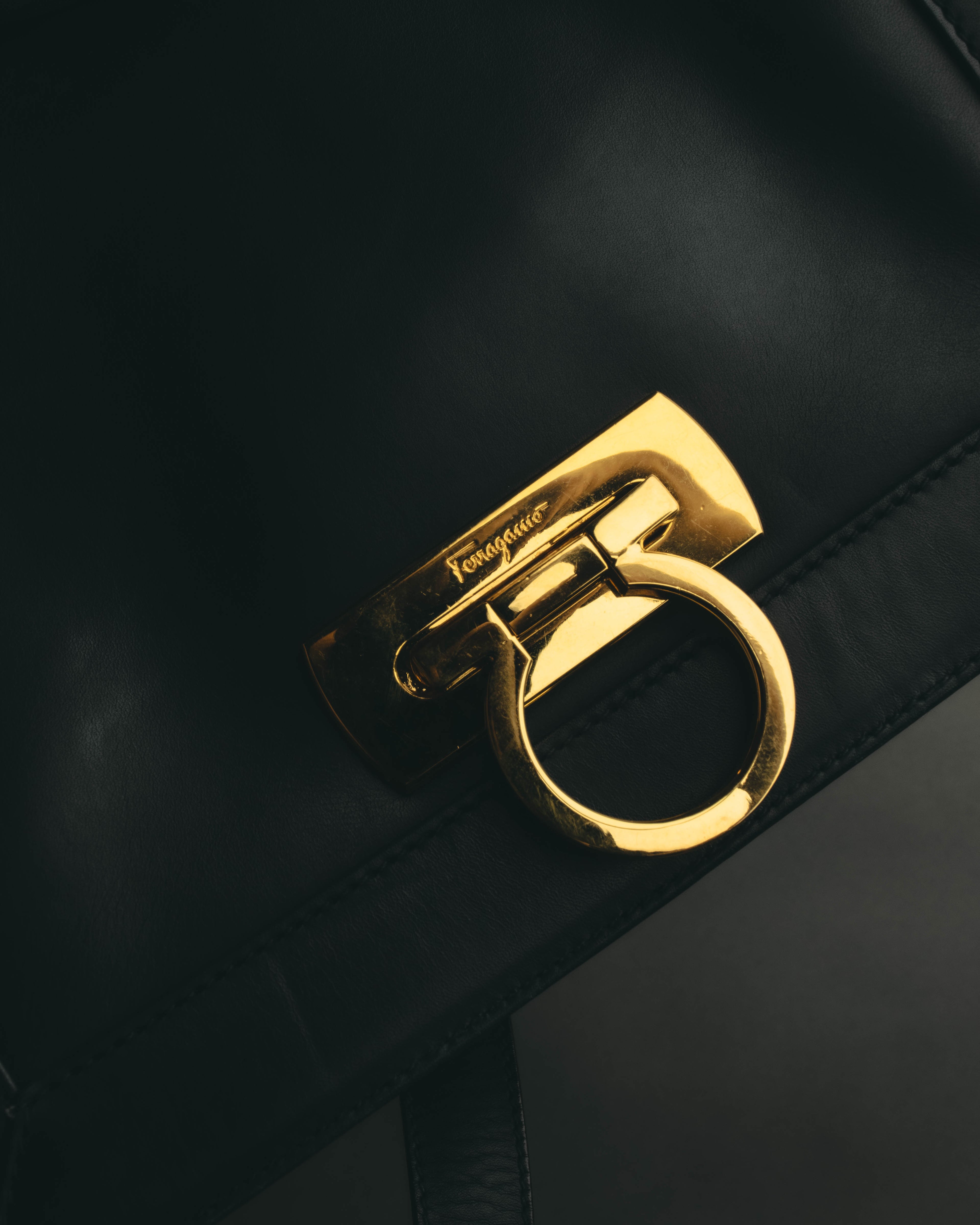 "Salvatore Ferragamo" 90's-00's Classic gancini leather shoulder bag
