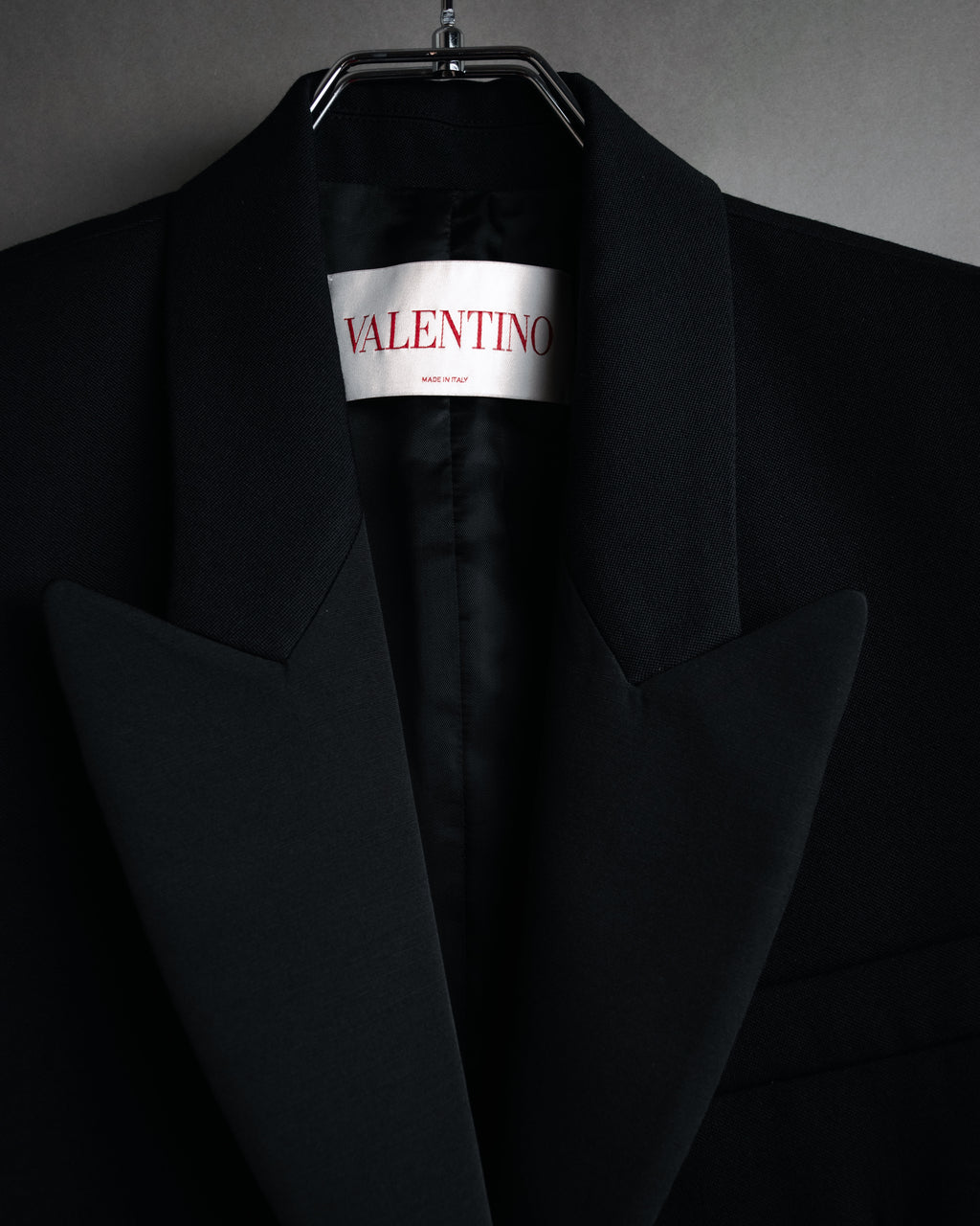 –SPECIAL– “VALENTINO” 2020’s Sculpted peak lapel jacket