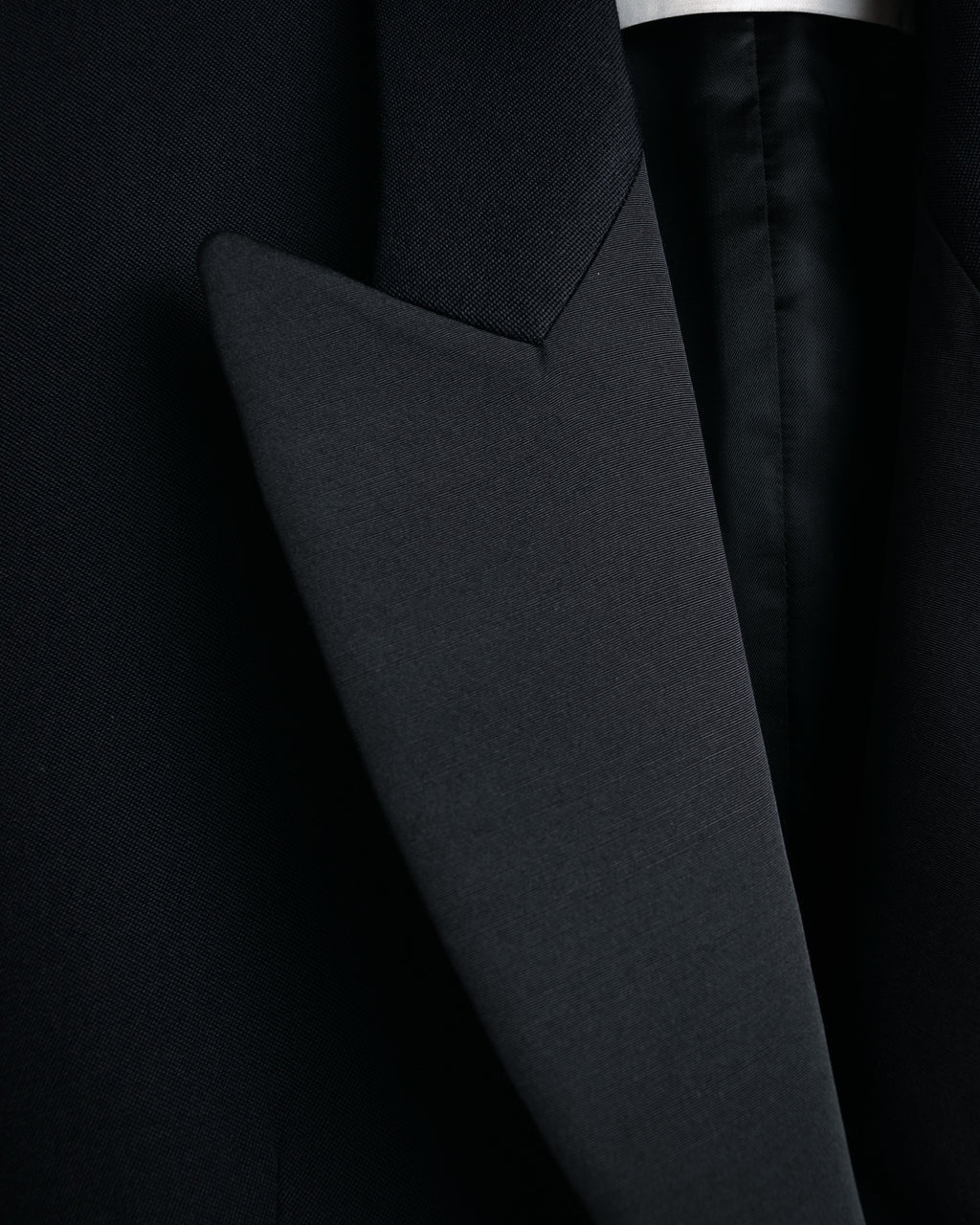 –SPECIAL– “VALENTINO” 2020’s Sculpted peak lapel jacket