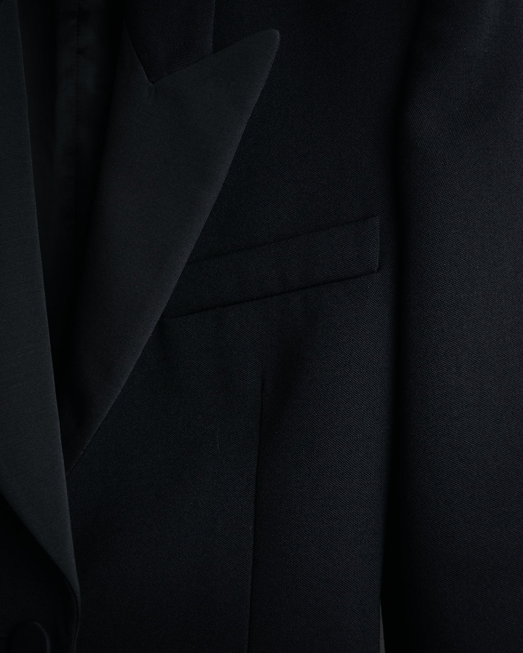 –SPECIAL– “VALENTINO” 2020’s Sculpted peak lapel jacket