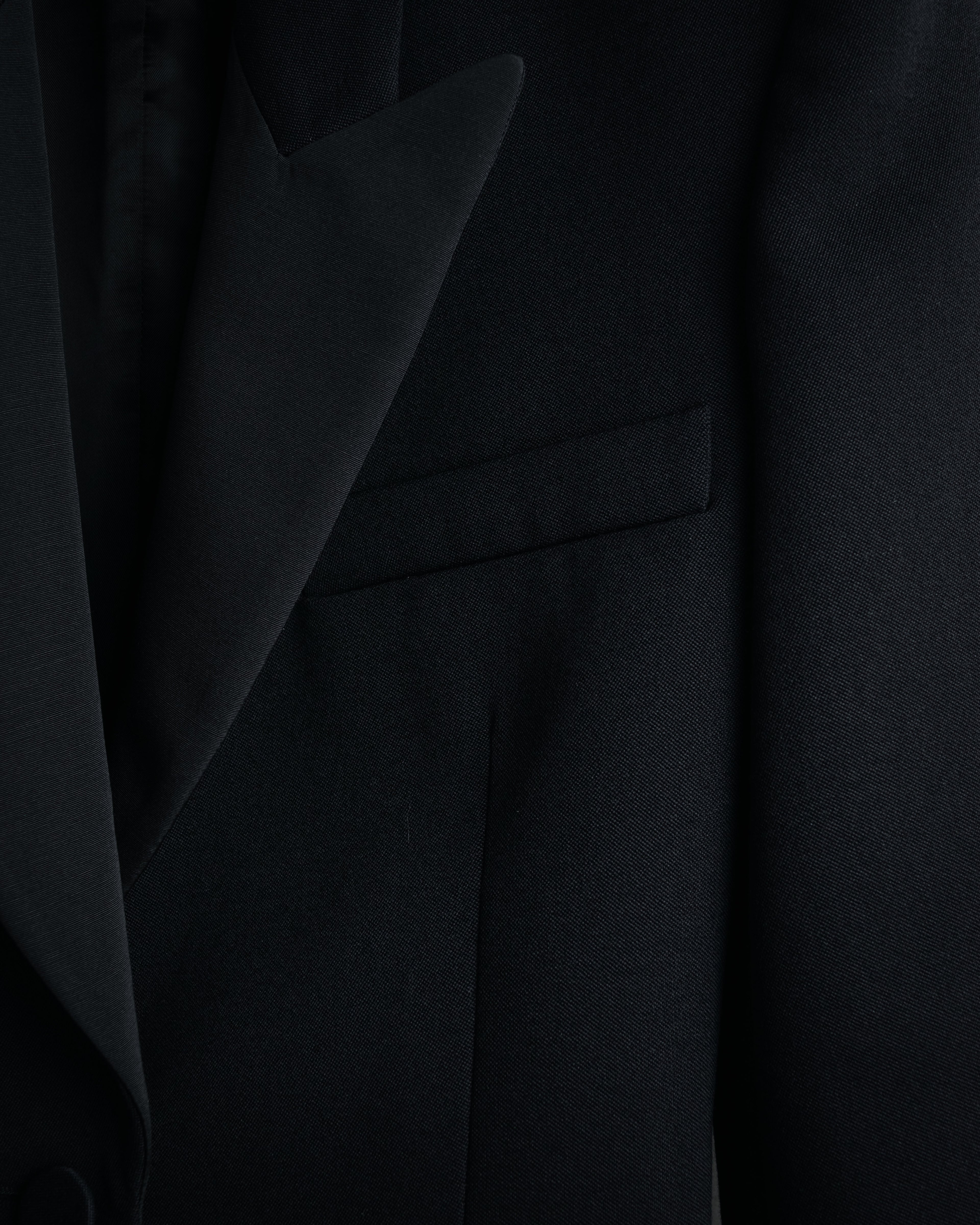 –SPECIAL– “VALENTINO” 2020’s Sculpted peak lapel jacket