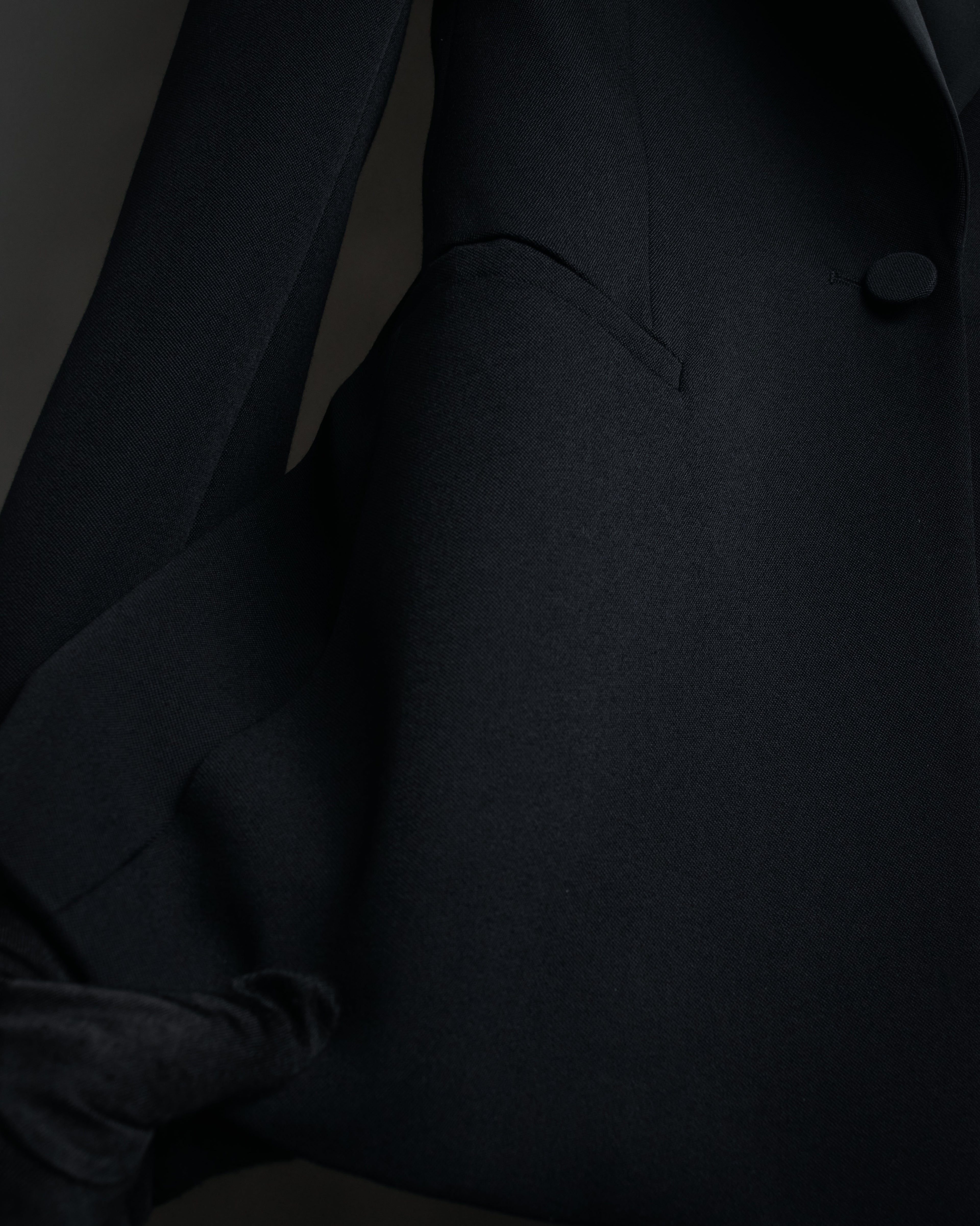 –SPECIAL– “VALENTINO” 2020’s Sculpted peak lapel jacket