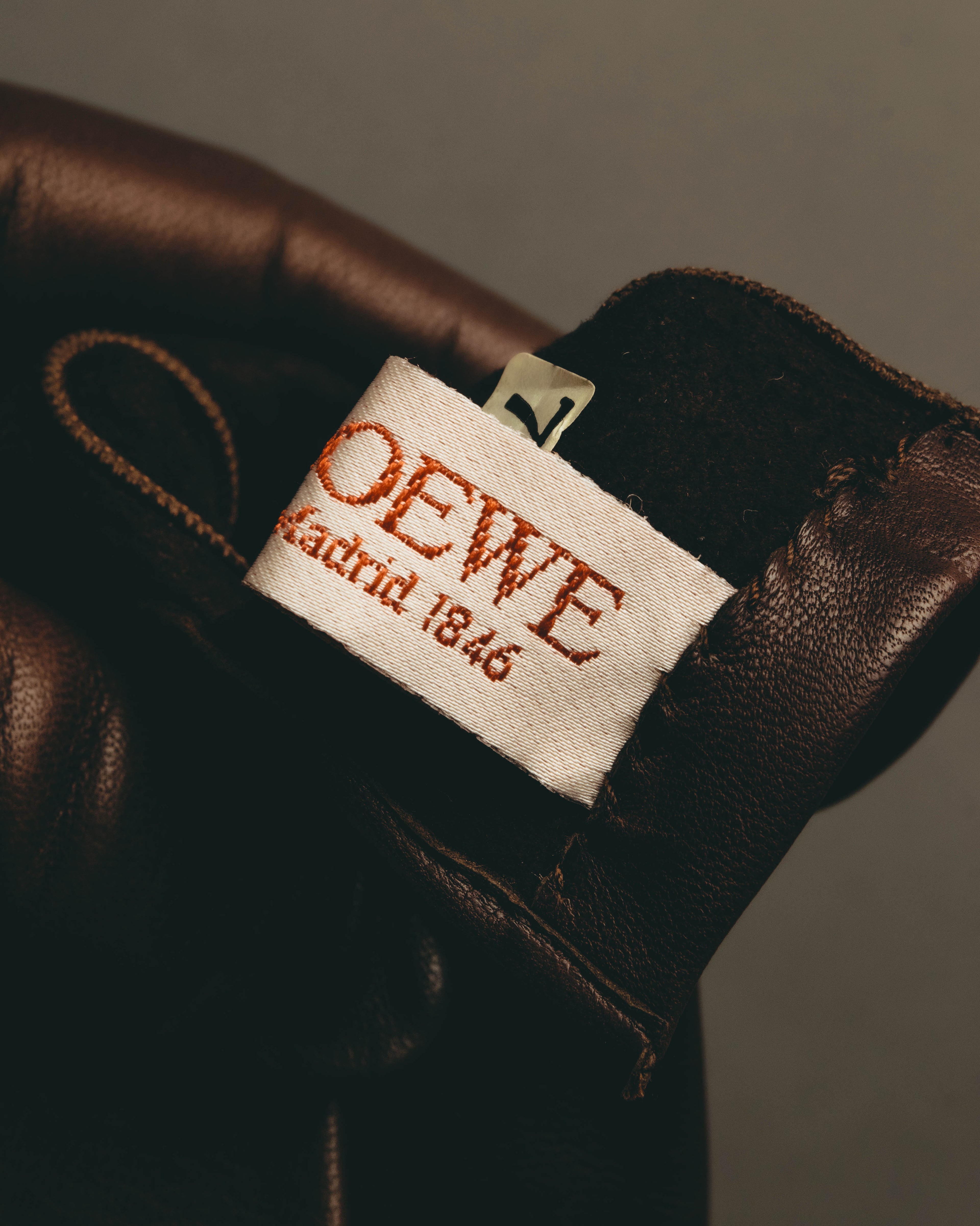 グローブ内側に配された白地の織りタグを捉えたカット。橙褐色の糸で「LOEWE」「Madrid 1846」の表記が確認できます。