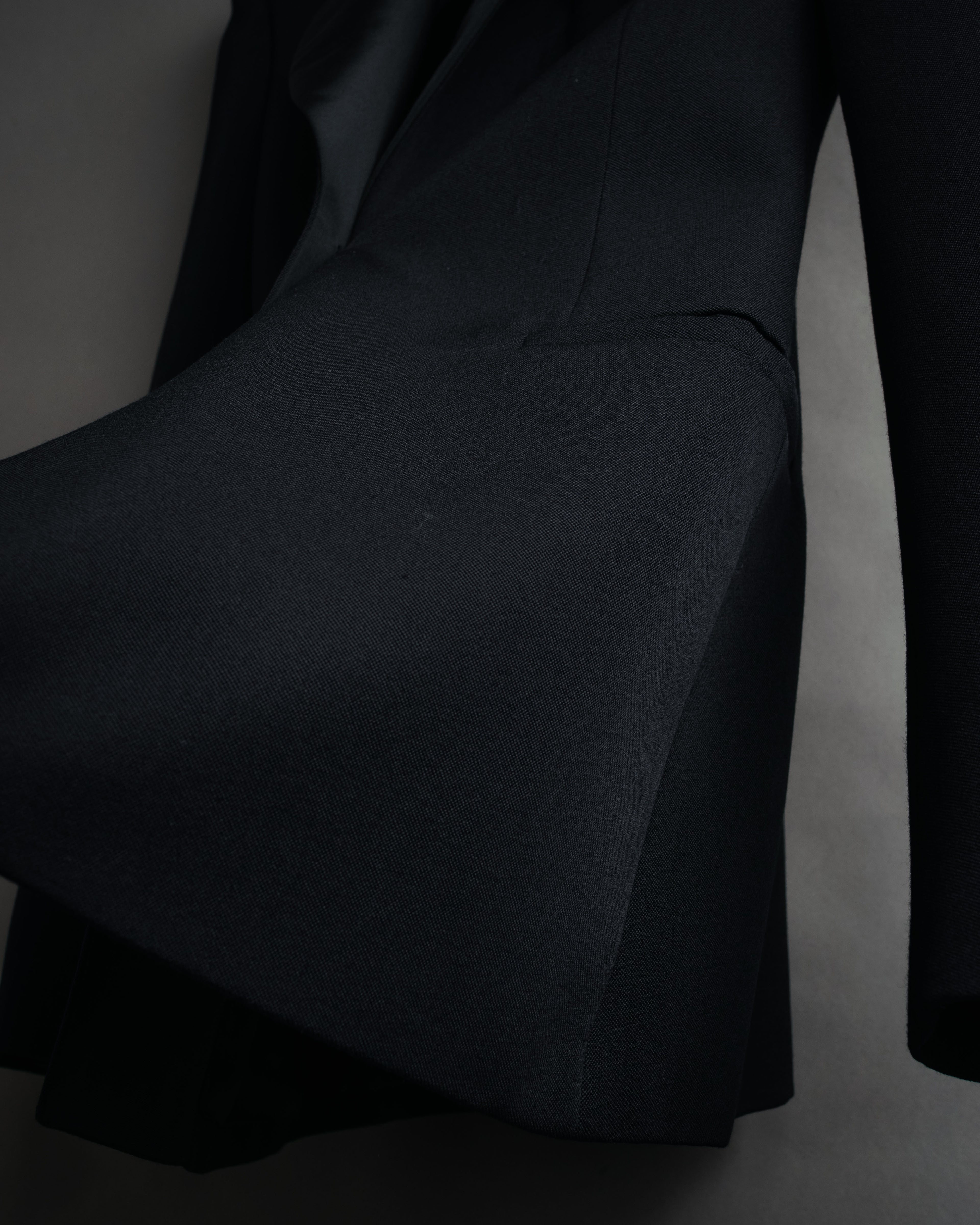 –SPECIAL– “VALENTINO” 2020’s Sculpted peak lapel jacket