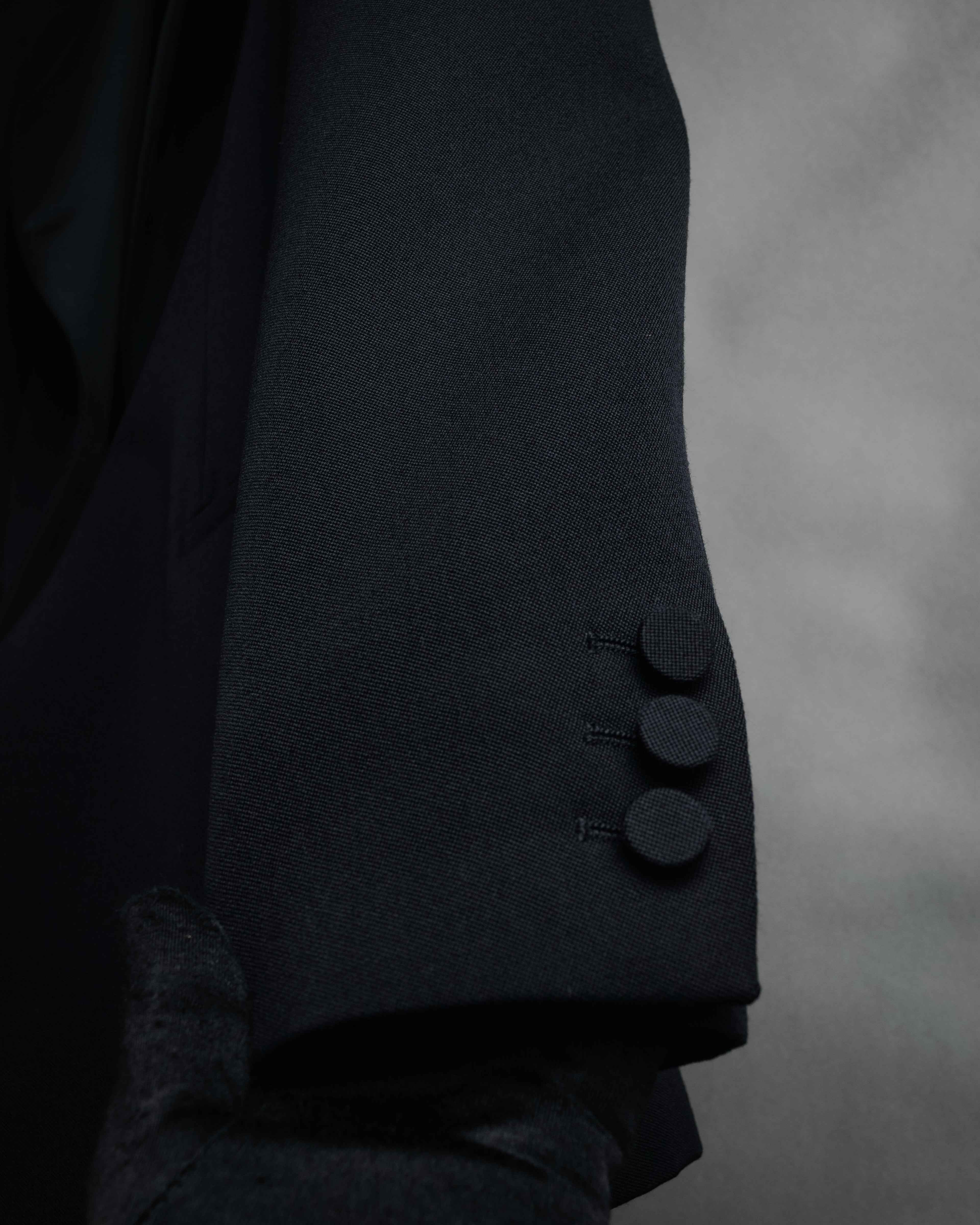 –SPECIAL– “VALENTINO” 2020’s Sculpted peak lapel jacket