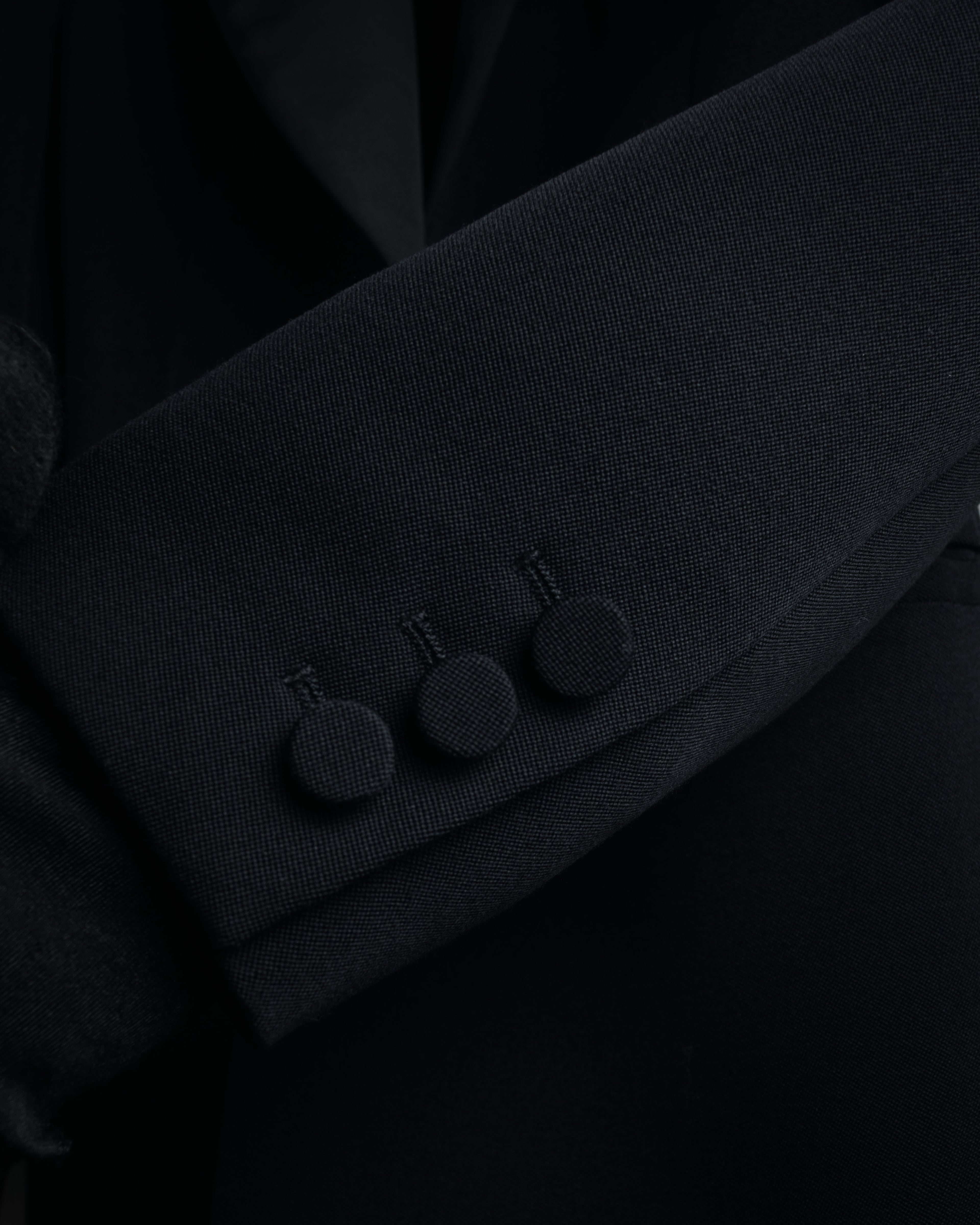 –SPECIAL– “VALENTINO” 2020’s Sculpted peak lapel jacket