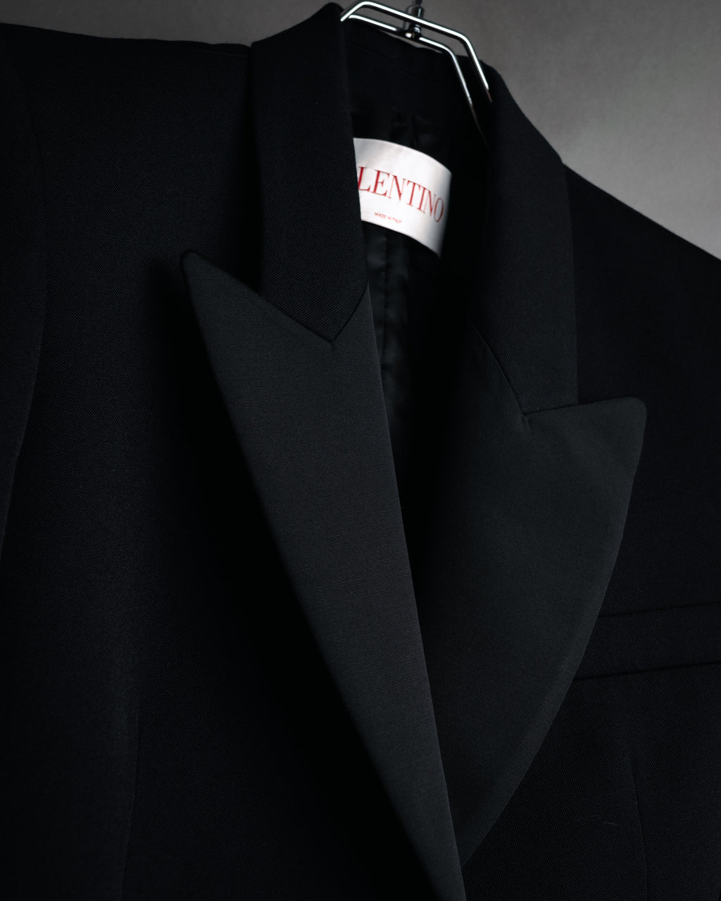 –SPECIAL– “VALENTINO” 2020’s Sculpted peak lapel jacket