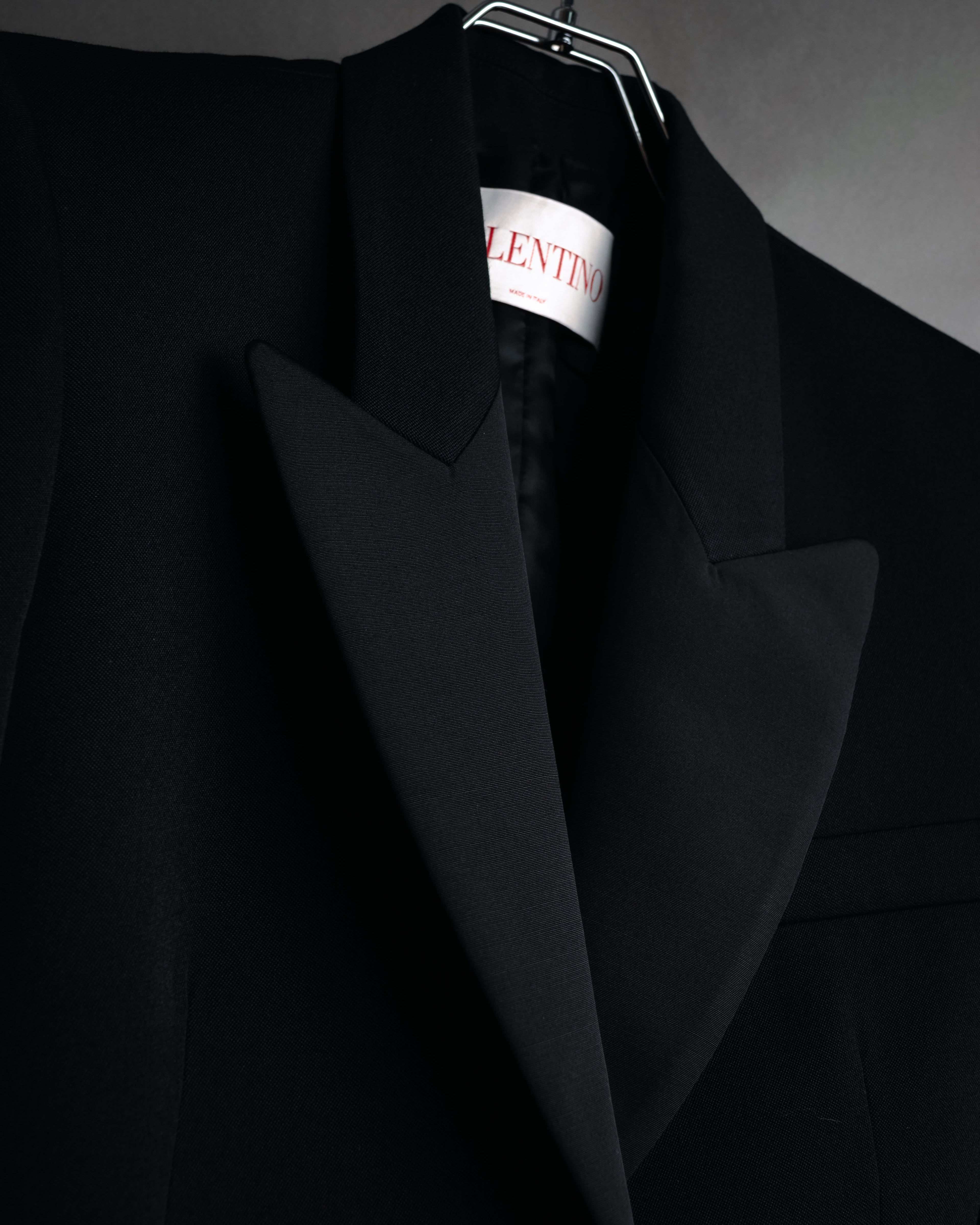 –SPECIAL– “VALENTINO” 2020’s Sculpted peak lapel jacket