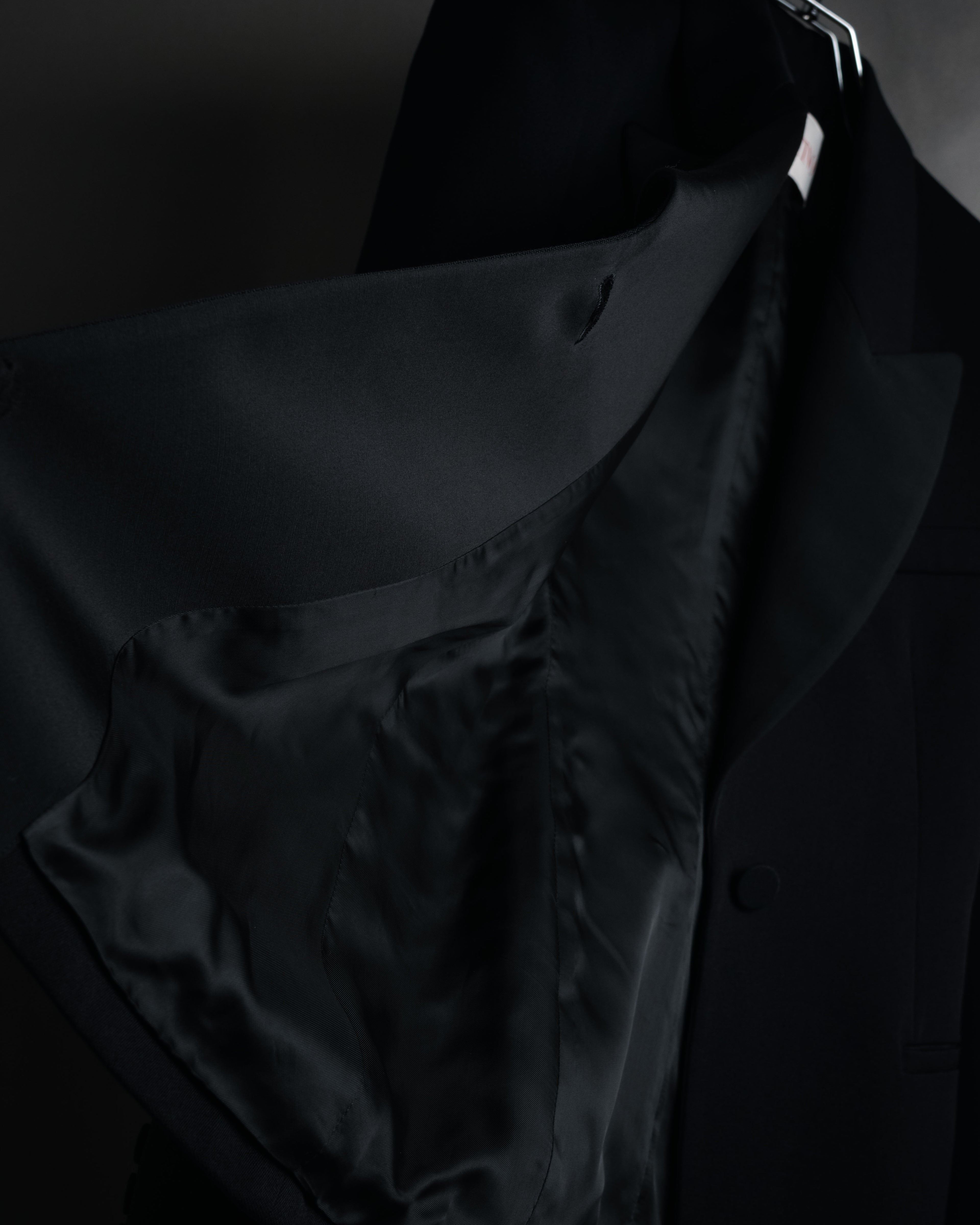 –SPECIAL– “VALENTINO” 2020’s Sculpted peak lapel jacket