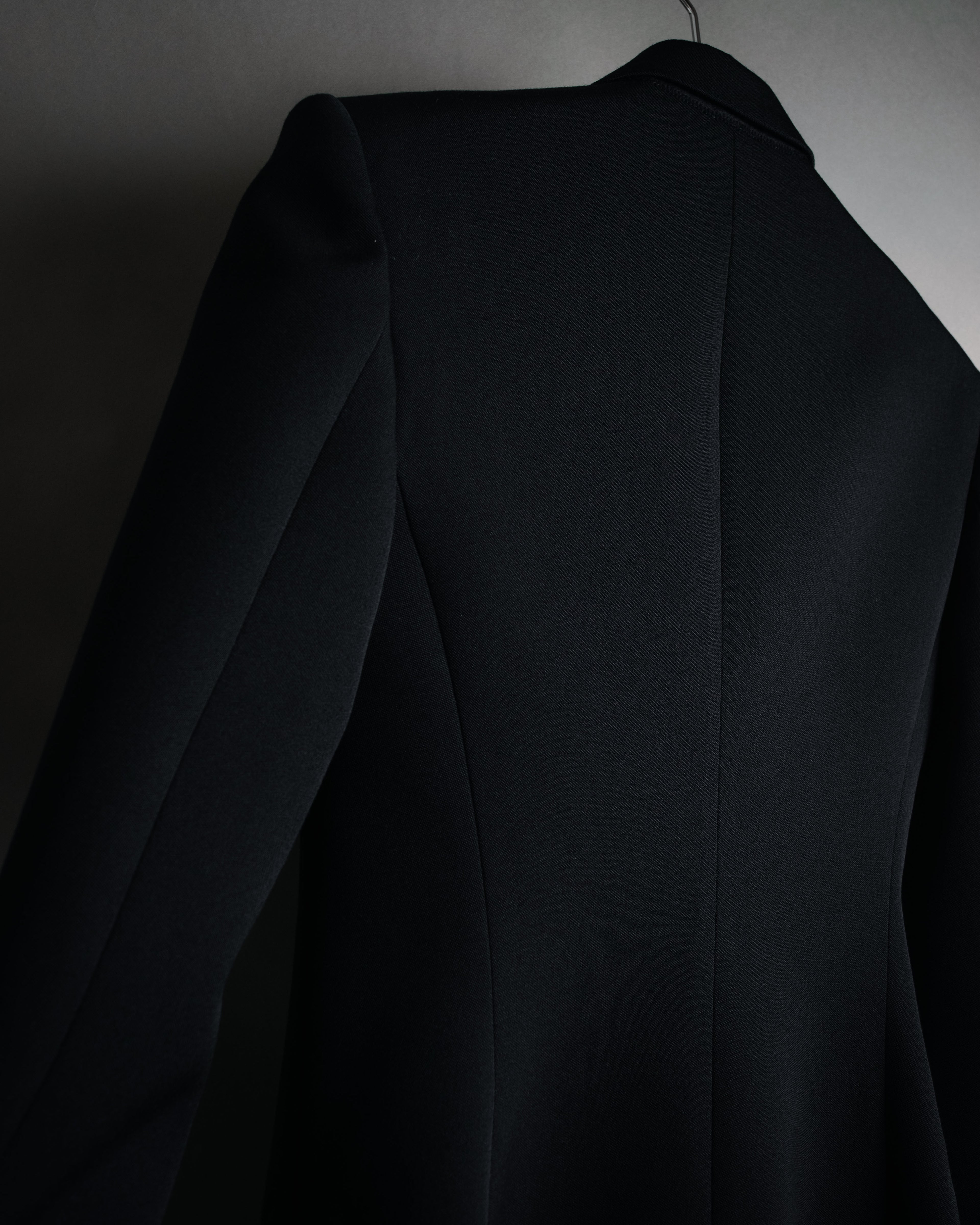 –SPECIAL– “VALENTINO” 2020’s Sculpted peak lapel jacket