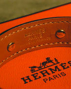 キャメルからブラウン系の滑らかな内側レザーに入るHERMÈS PARIS MADE IN FRANCEの金色刻印と、竹状パーツを固定するリベットを捉えたディテールカット。丁寧なステッチも確認できます。