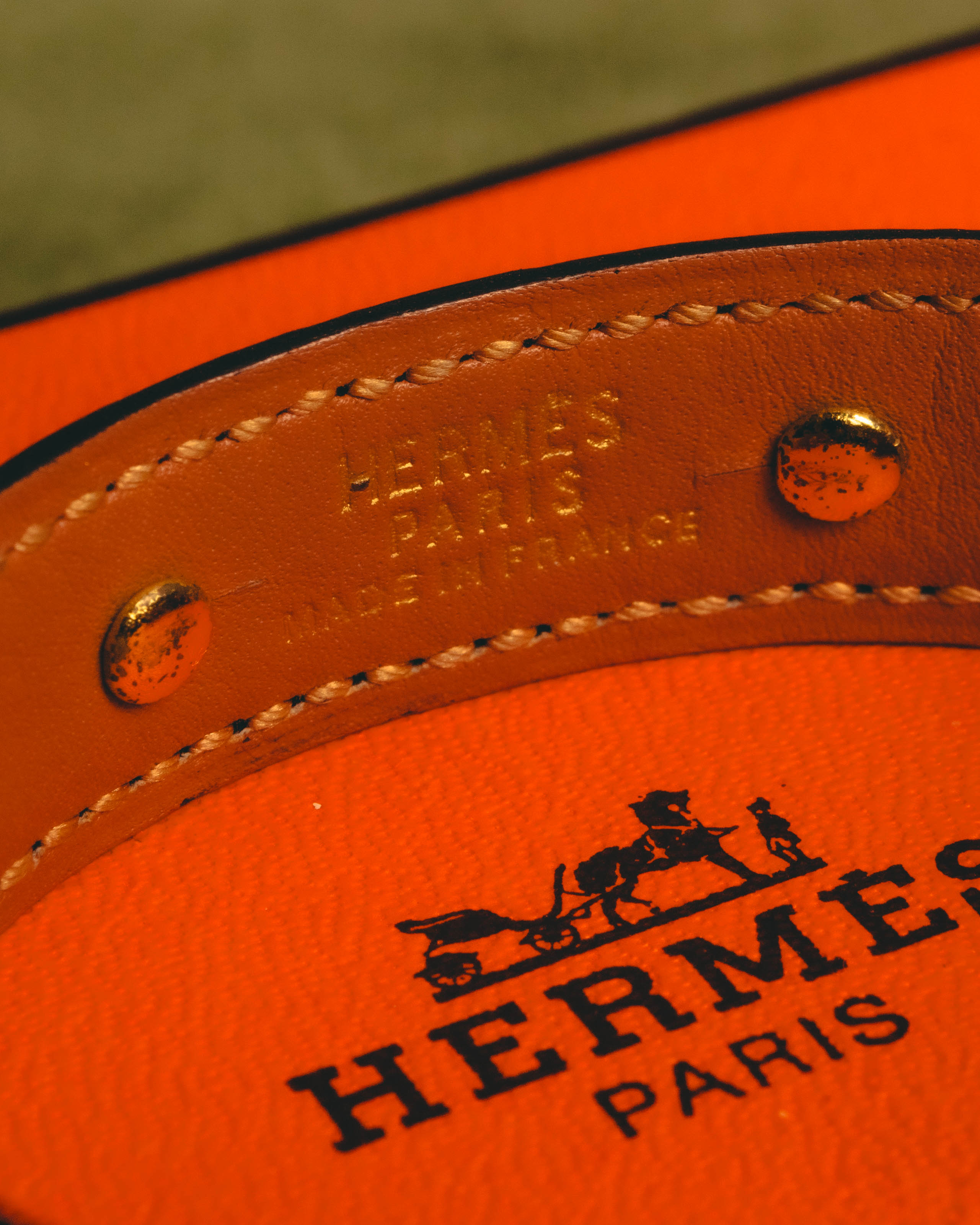 キャメルからブラウン系の滑らかな内側レザーに入るHERMÈS PARIS MADE IN FRANCEの金色刻印と、竹状パーツを固定するリベットを捉えたディテールカット。丁寧なステッチも確認できます。