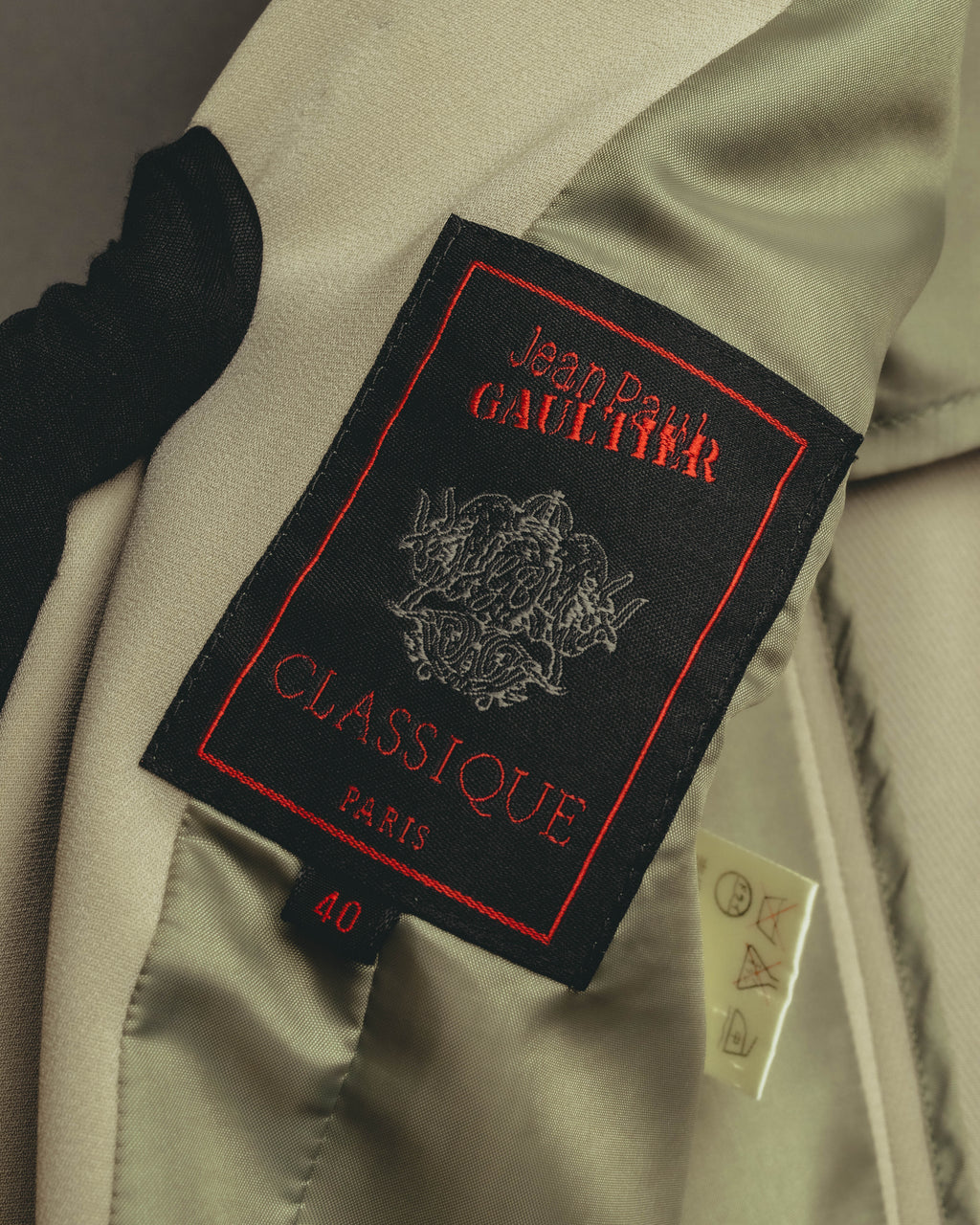 ジャケット内側に配された「Jean Paul GAULTIER CLASSIQUE PARIS」の織りタグ。タグ下部に表記サイズ40を確認できるカット。