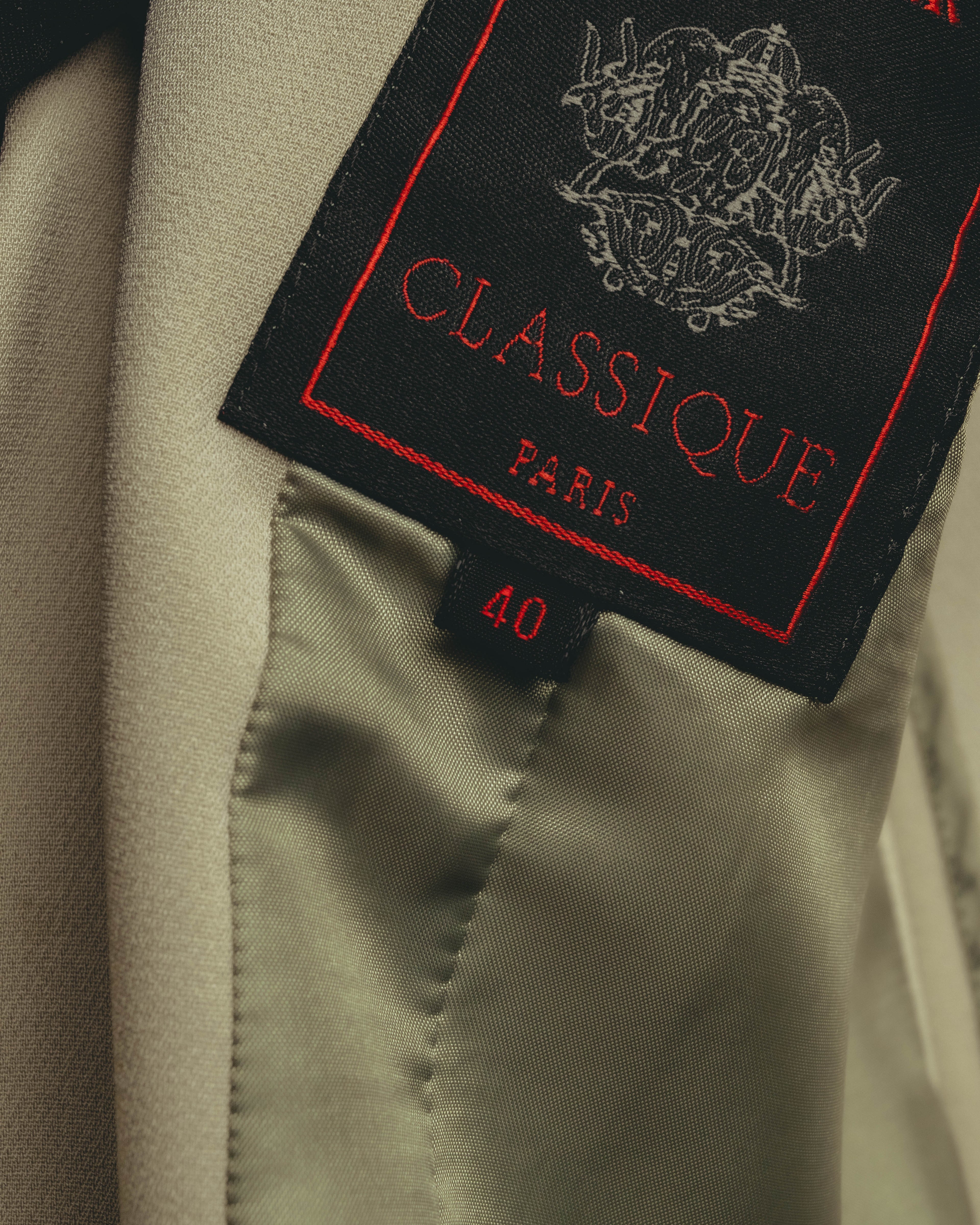 ジャケット内側に配された「CLASSIQUE PARIS」の織りタグと、サイズ40の表記を確認できるカット。滑りの良い総裏地の質感もあわせて写しています。