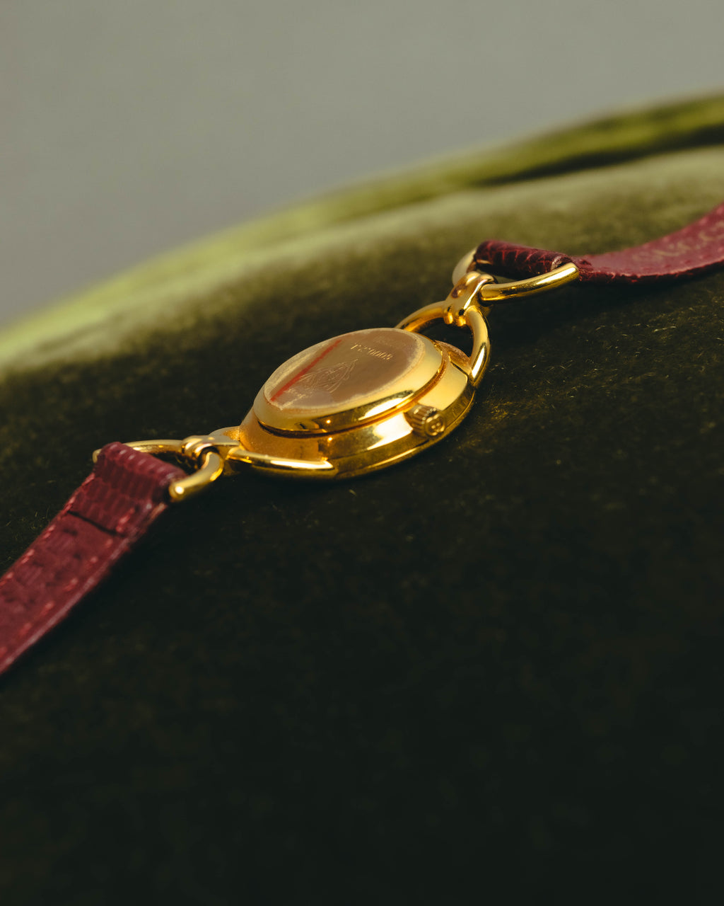 "GUCCI" 90's Elegant women's quartz wristwatch