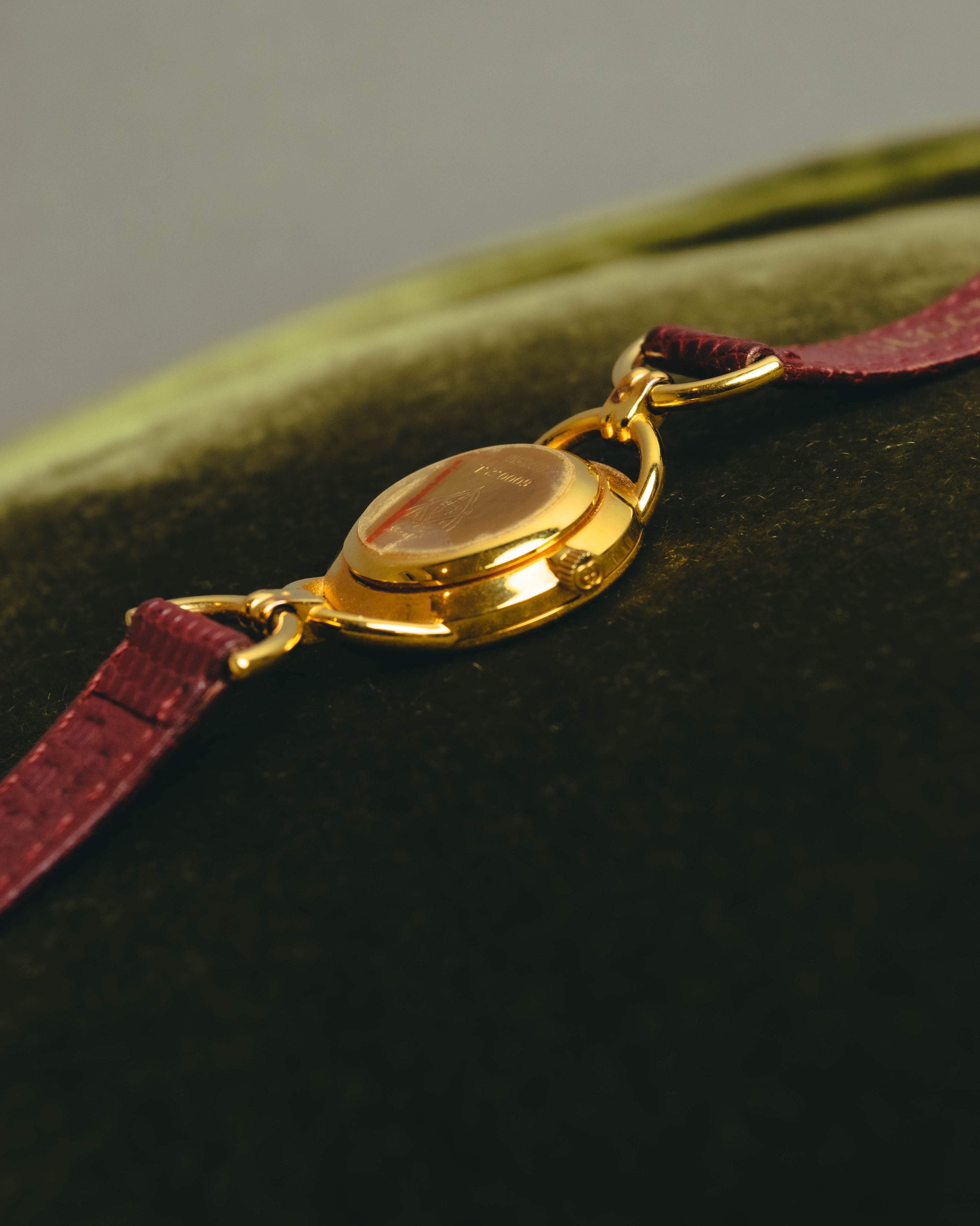 "GUCCI" 90's Elegant women's quartz wristwatch