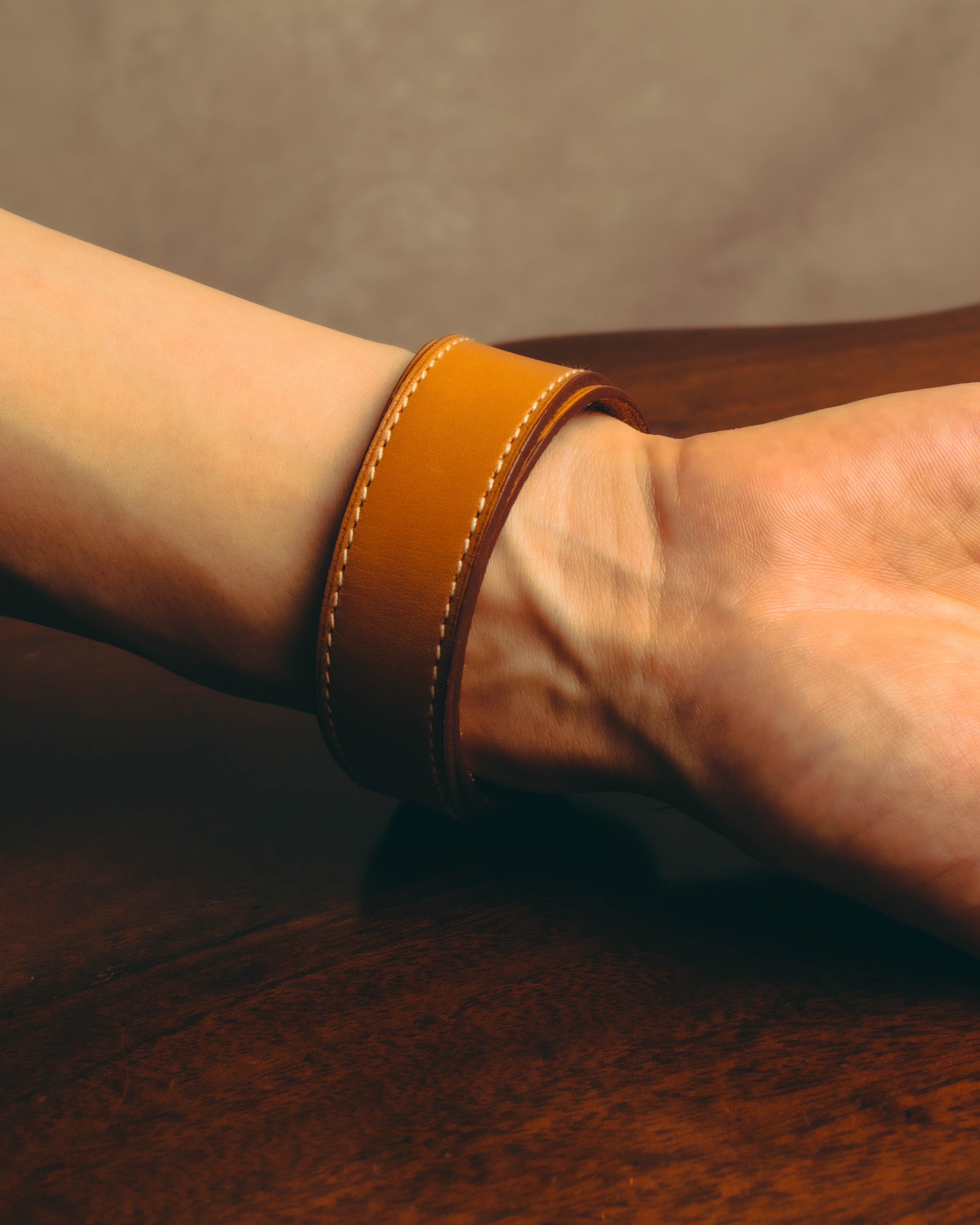 "Hermès" 00's Contrast stitched leather cuff bracelet
