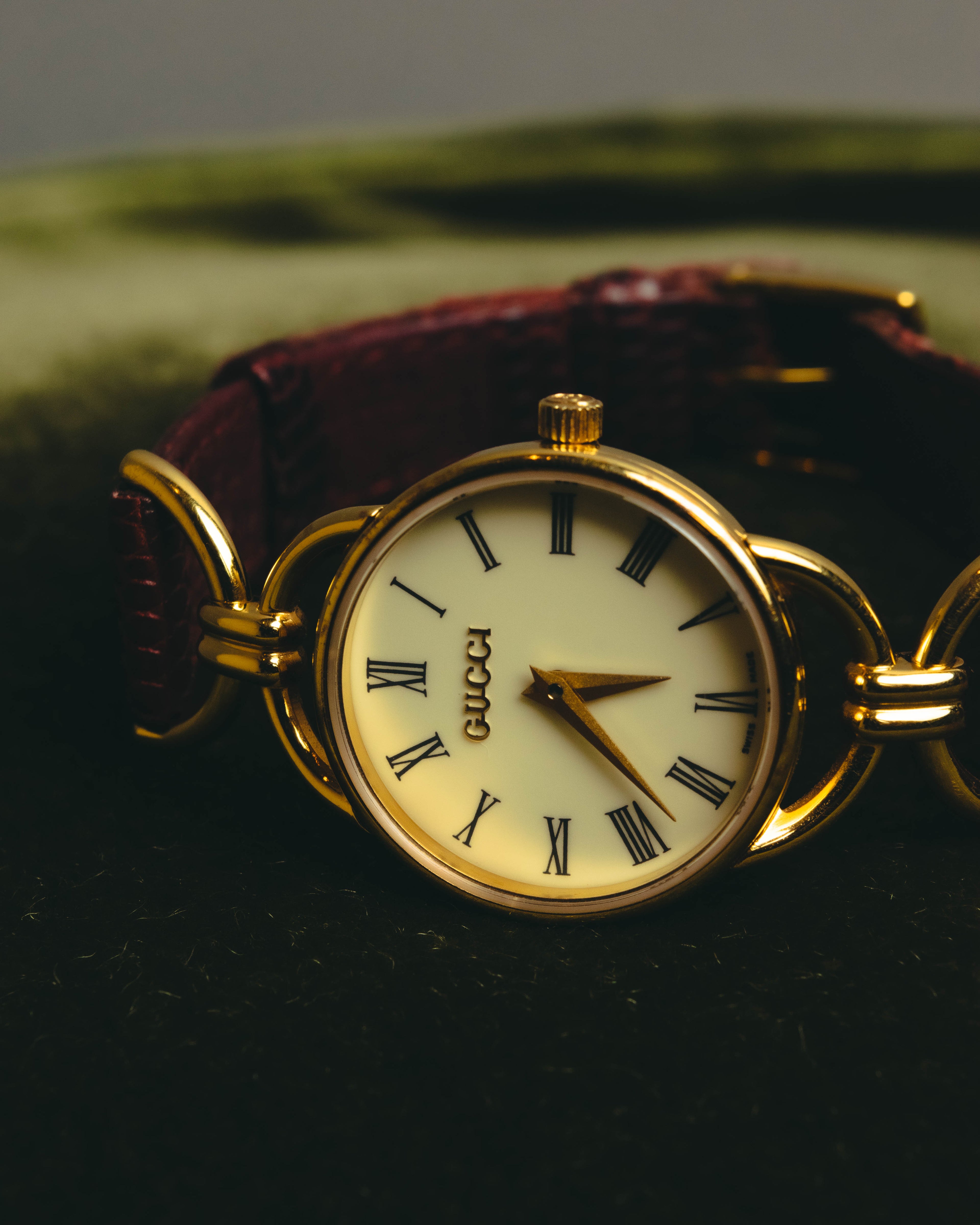 "GUCCI" 90's Elegant women's quartz wristwatch