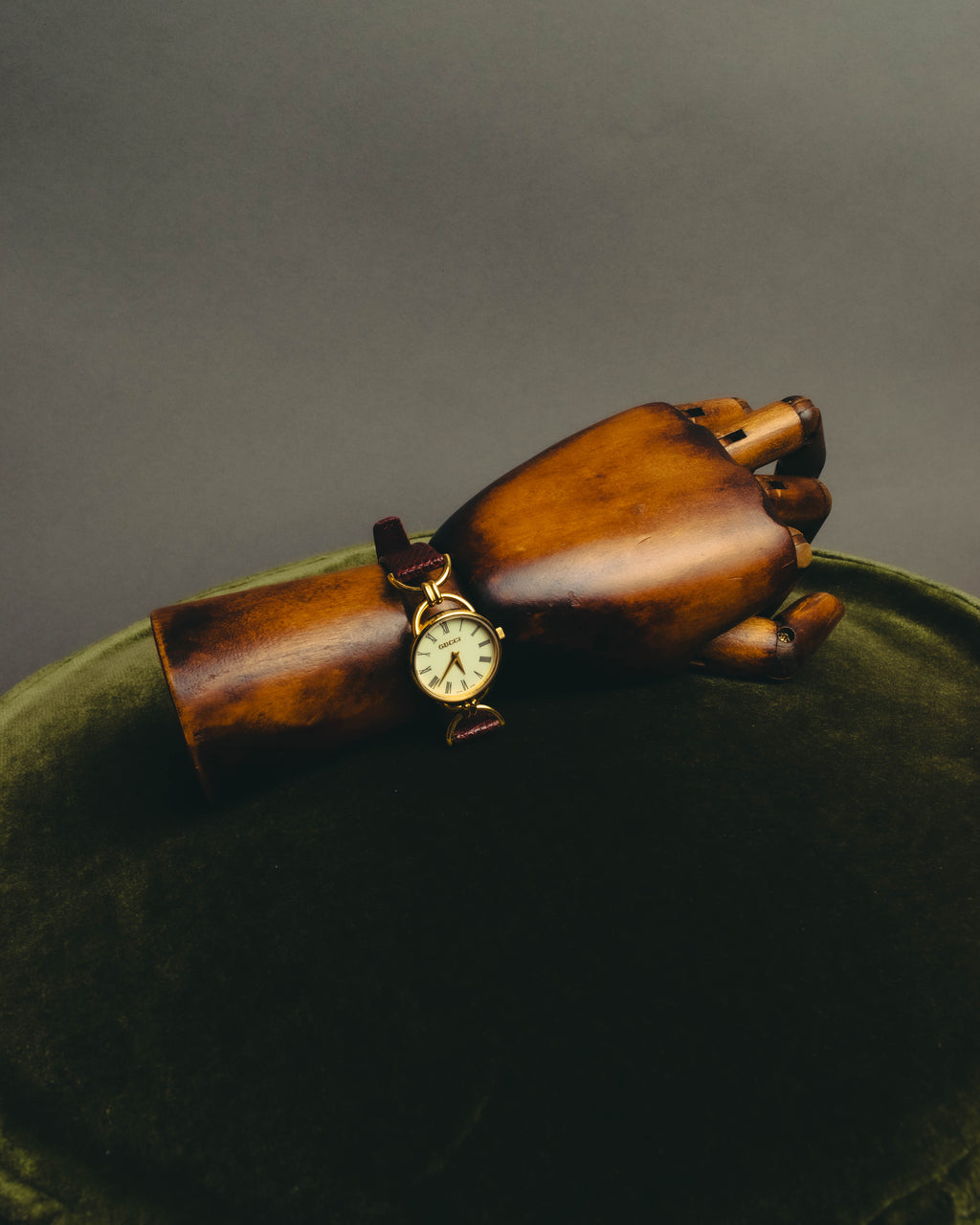 "GUCCI" 90's Elegant women's quartz wristwatch