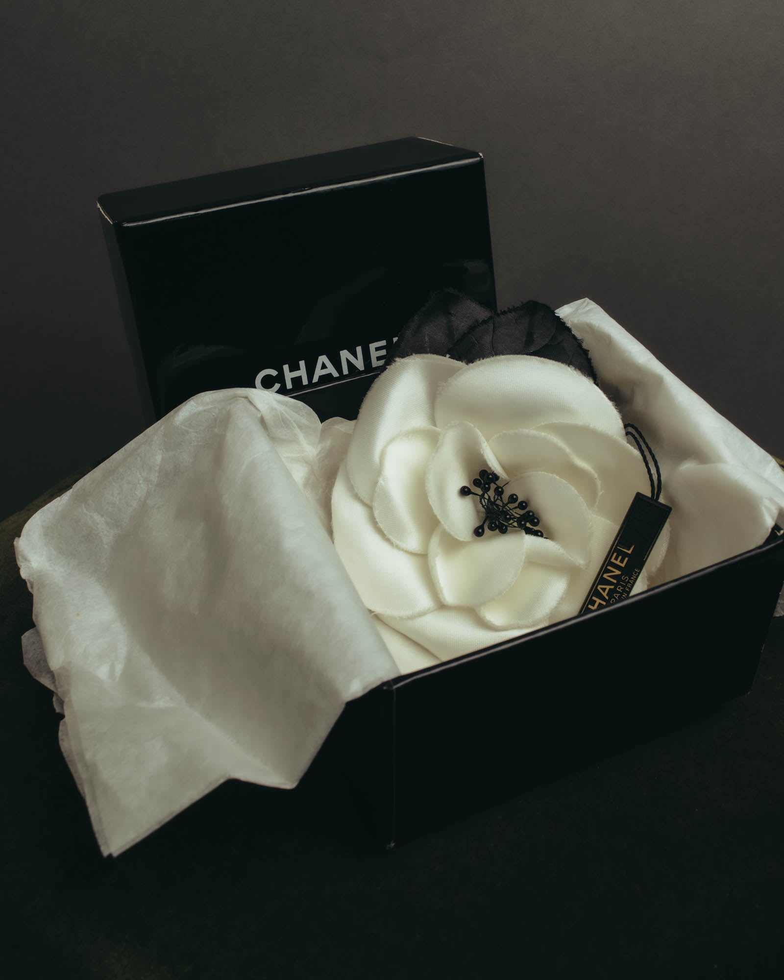 【CHANEL】ホワイトカメリア コサージュ/ブローチ CHANEL (シャネル) - カメリア ブローチ - ホワイト - ヴィンテージ