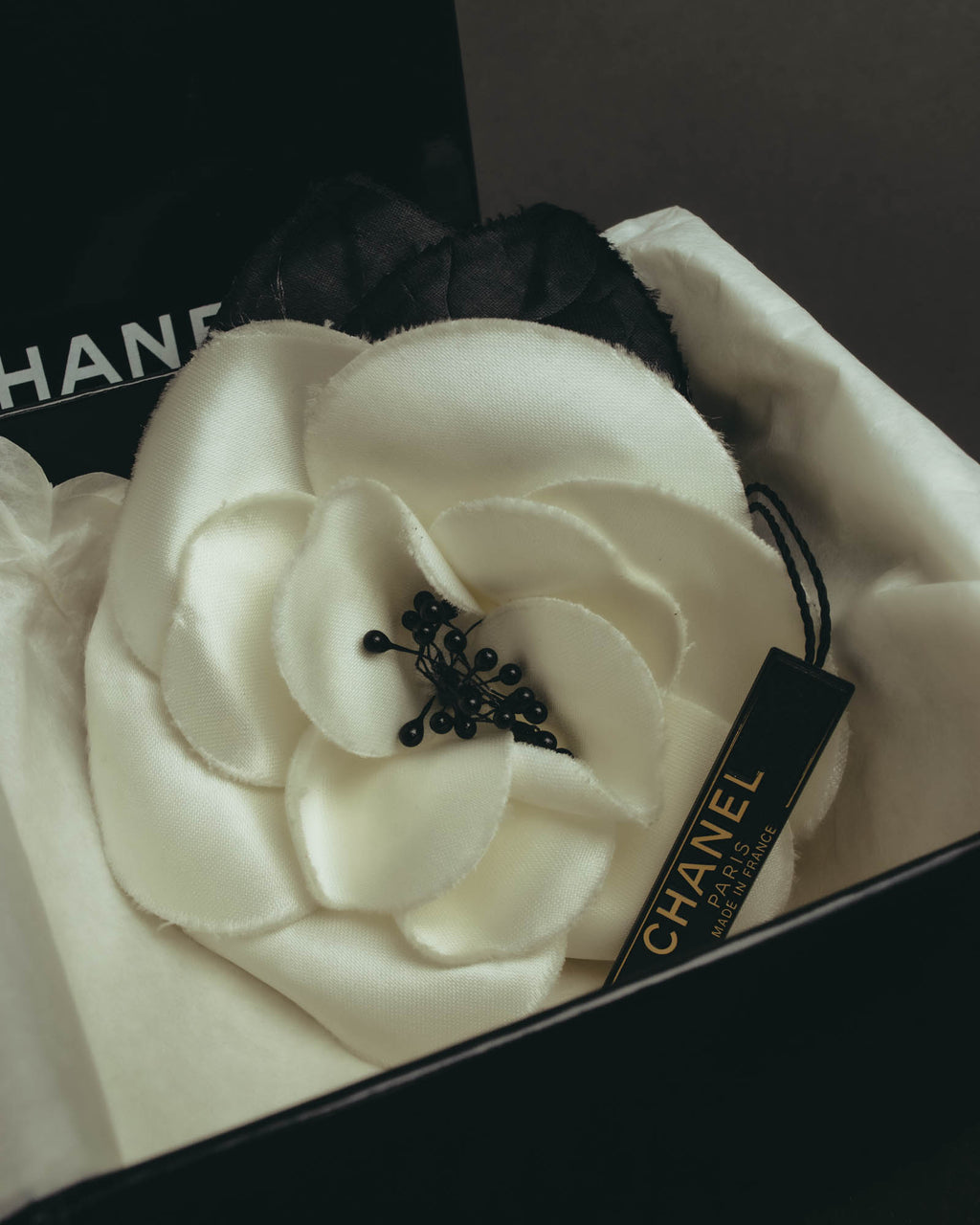 “CHANEL” 90’s-00’s White camellia fabric brooch