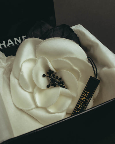 “CHANEL” 90’s-00’s White camellia fabric brooch