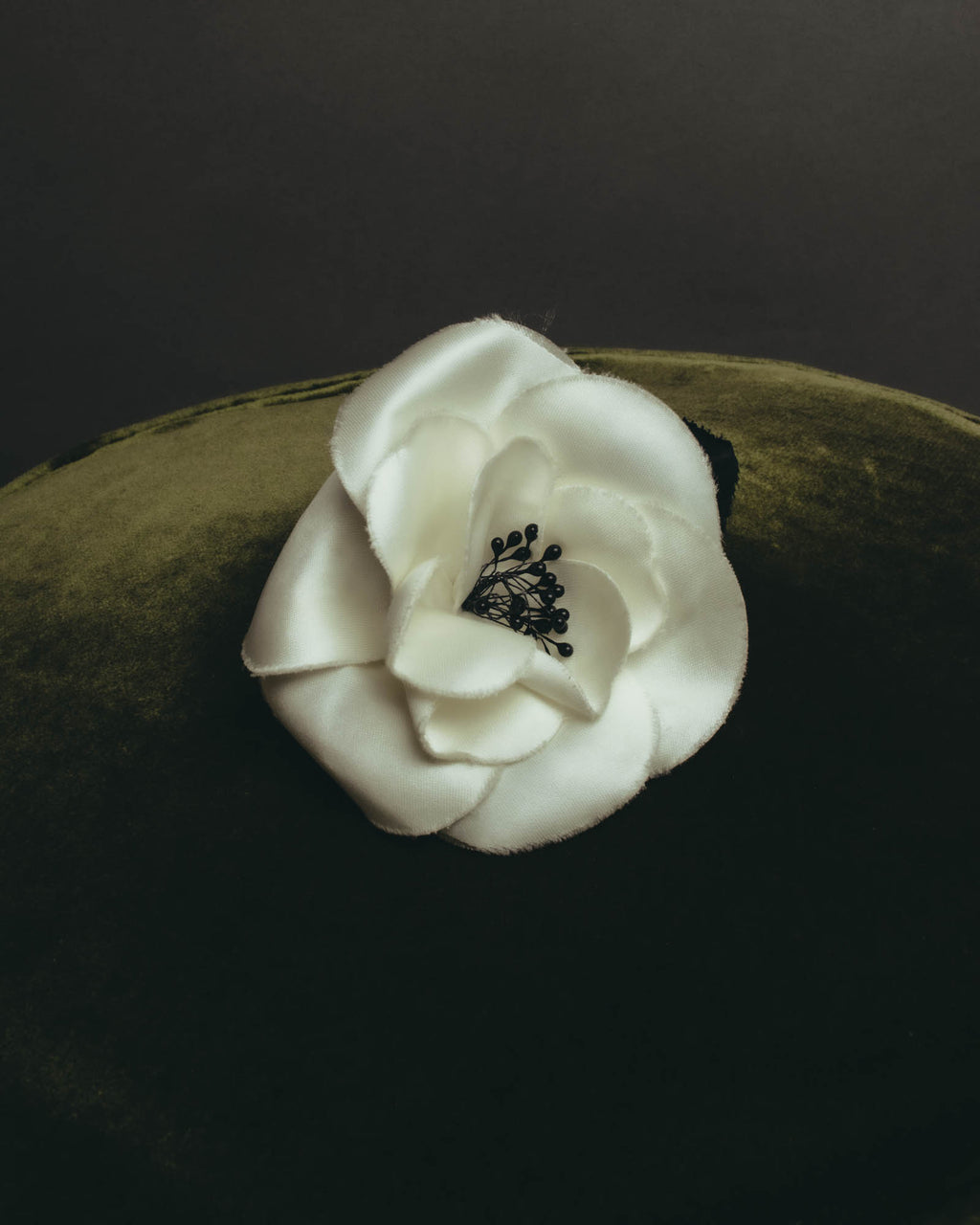 “CHANEL” 90’s-00’s White camellia fabric brooch