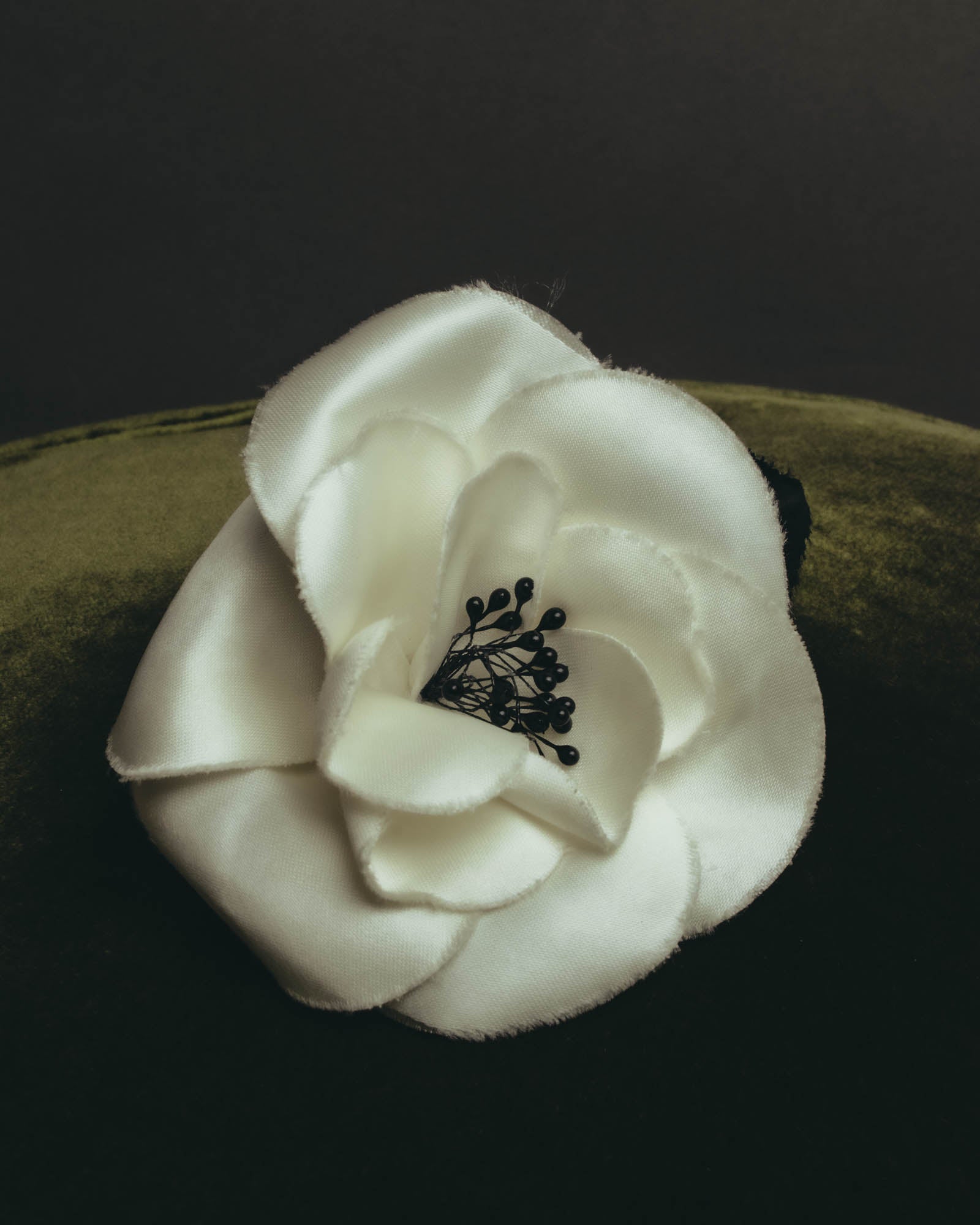 “CHANEL” 90’s-00’s White camellia fabric brooch