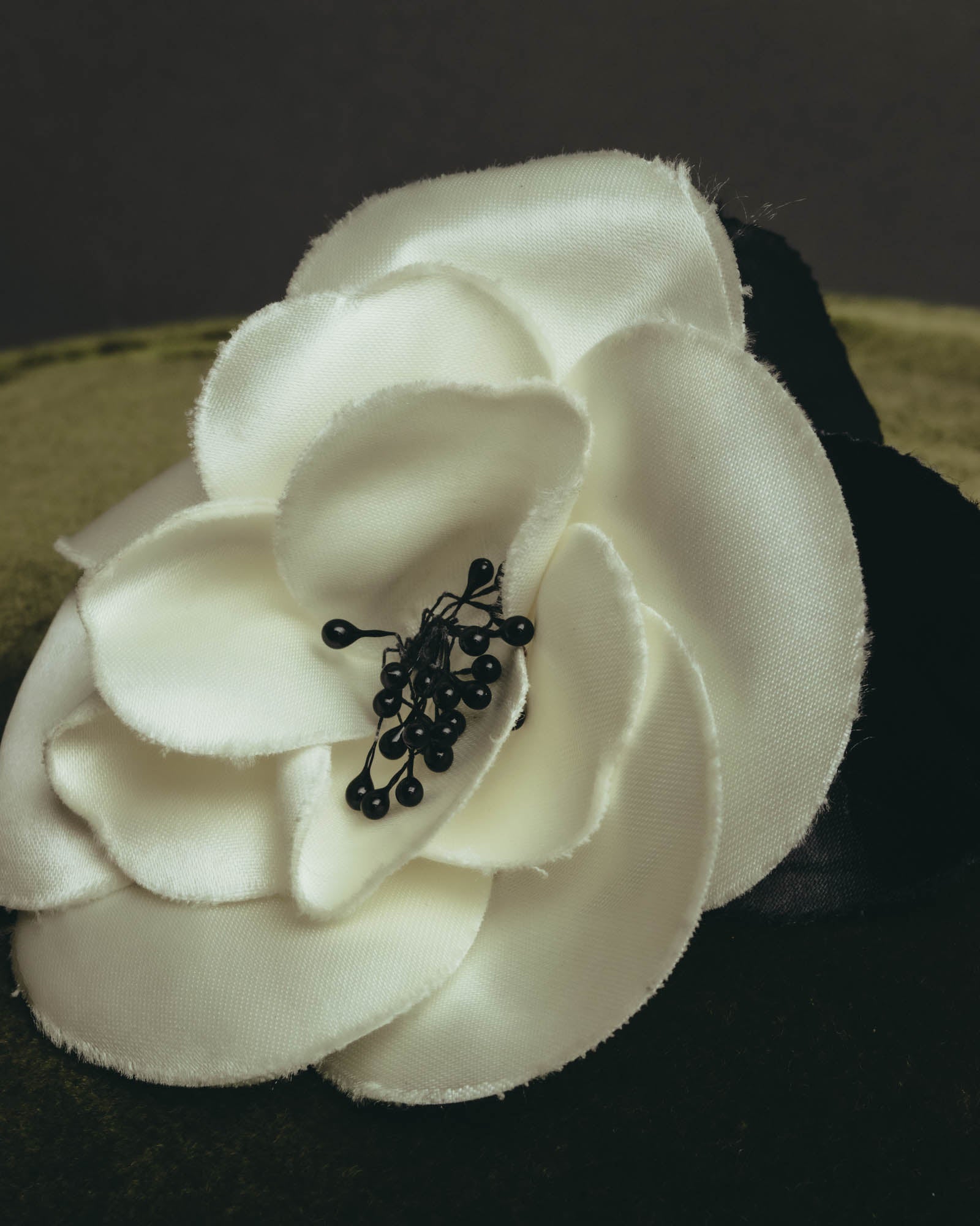 “CHANEL” 90’s-00’s White camellia fabric brooch