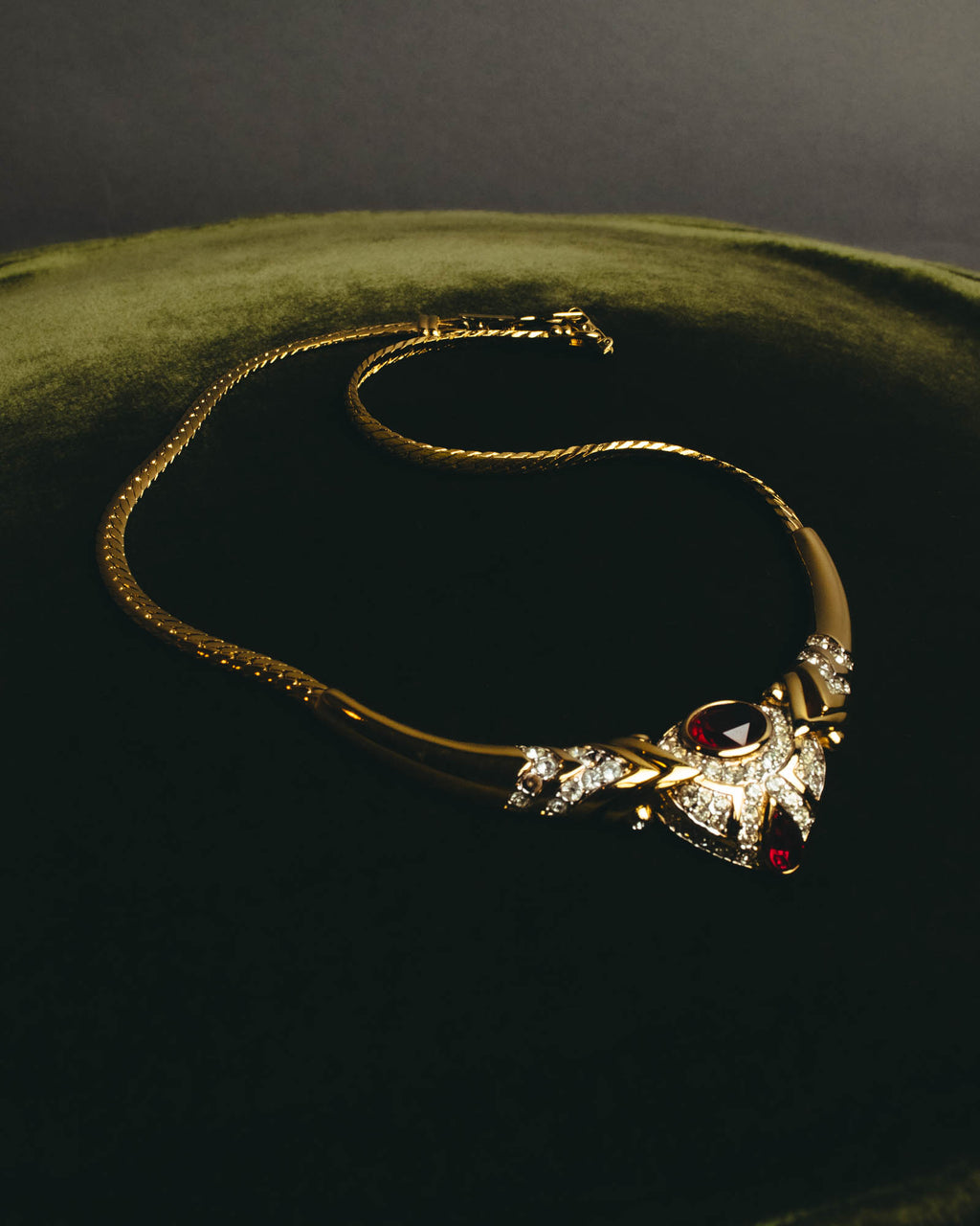 "NINA RICCI" 80's-90's Bold red stone necklace