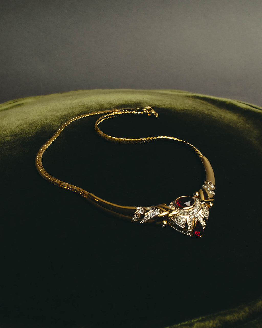 "NINA RICCI" 80's-90's Bold red stone necklace