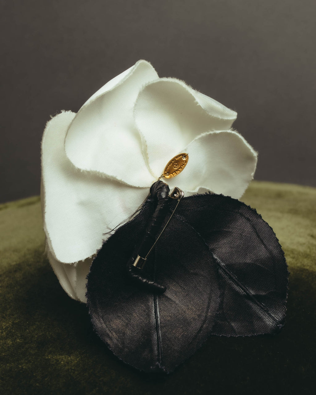 “CHANEL” 90’s-00’s White camellia fabric brooch