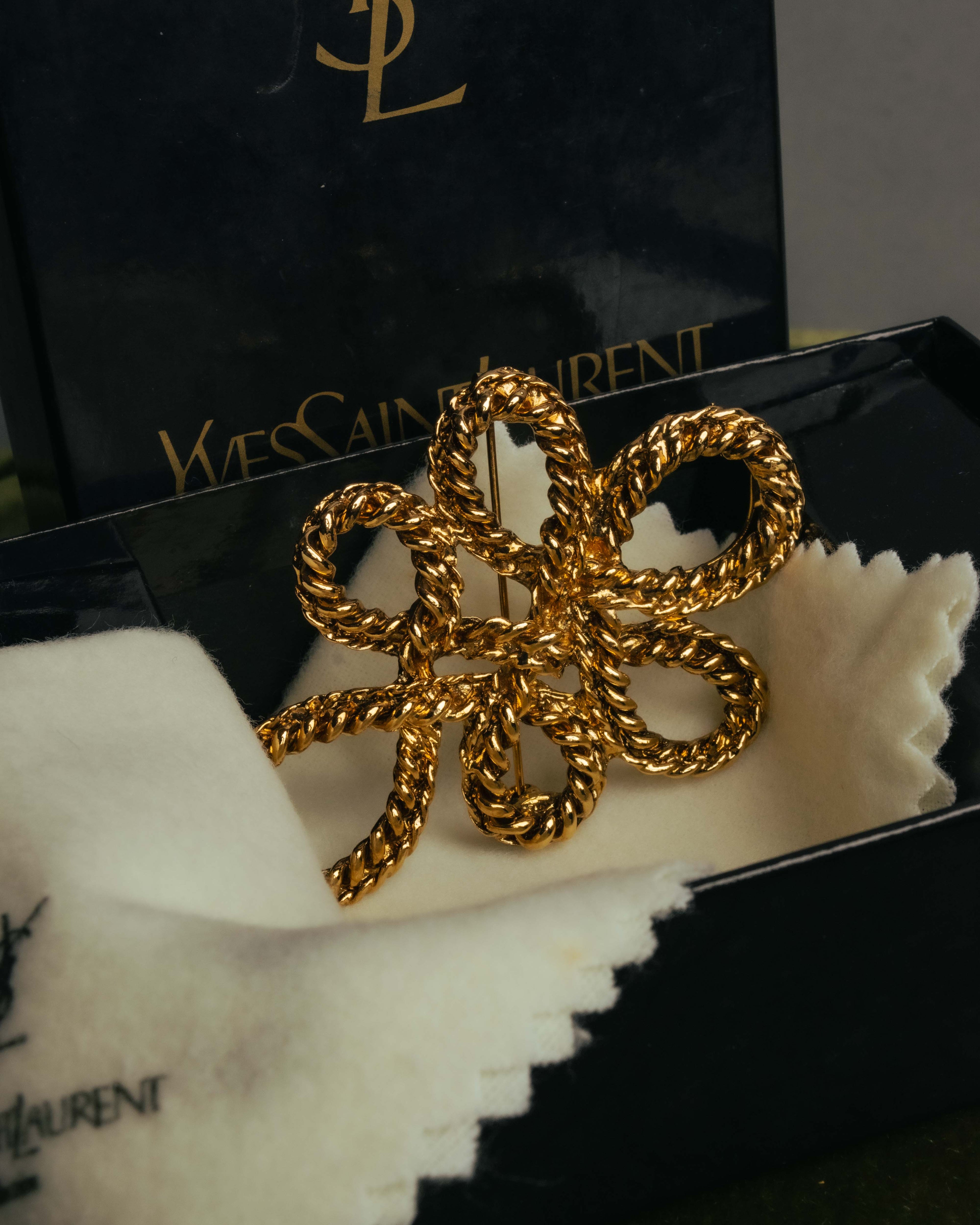 “Yves Saint Laurent” 90’s Gold rope motif flower brooch