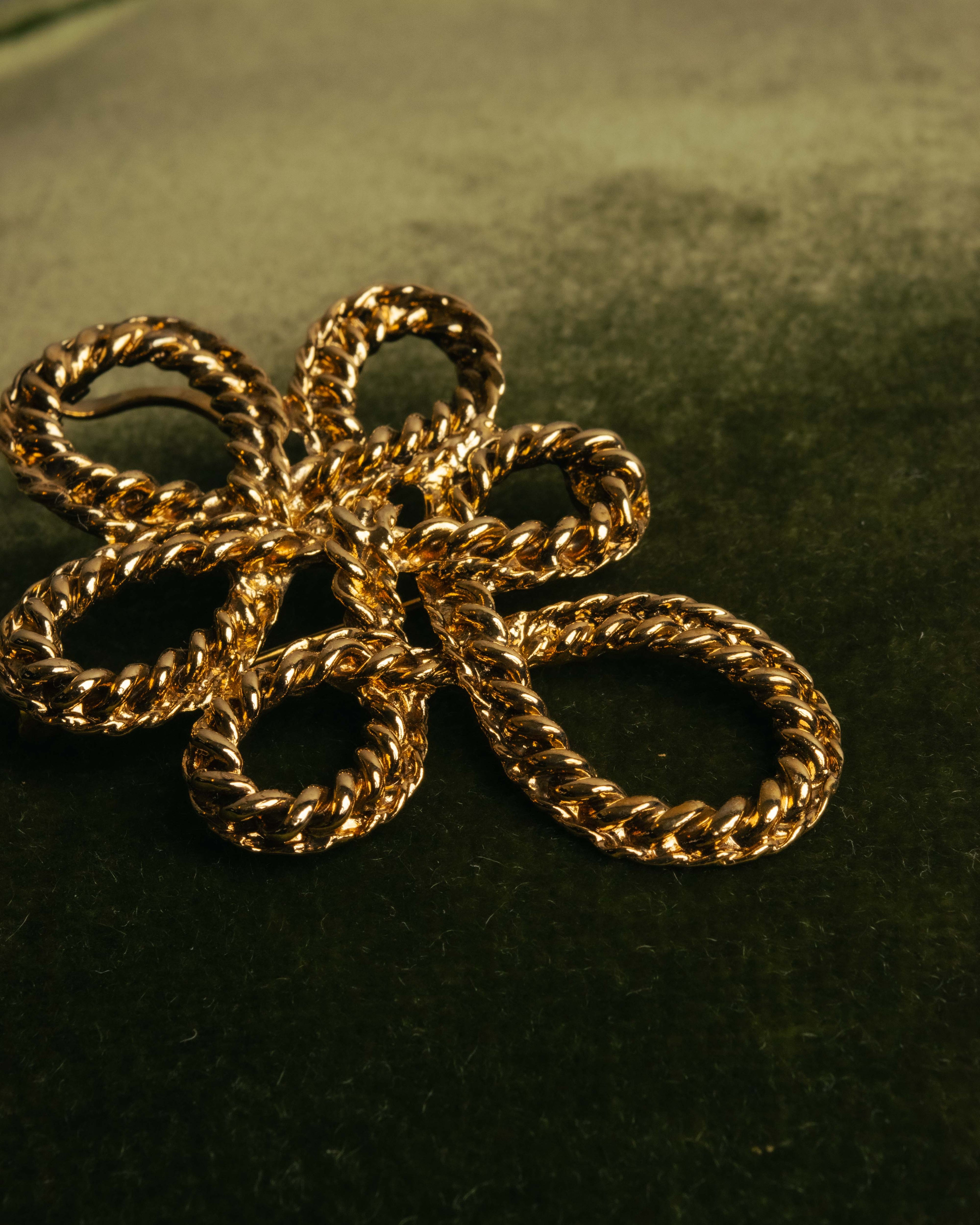 “Yves Saint Laurent” 90’s Gold rope motif flower brooch