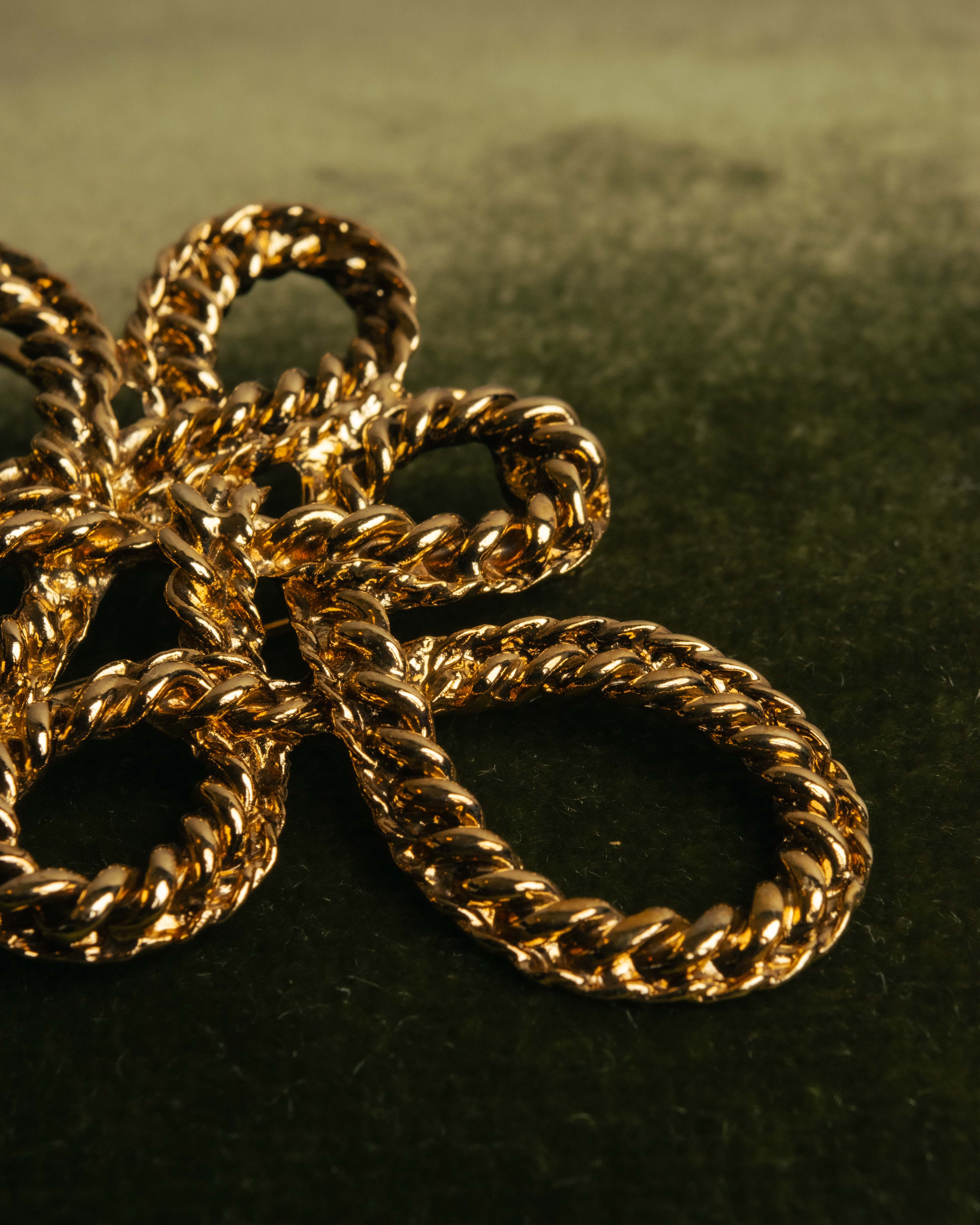 “Yves Saint Laurent” 90’s Gold rope motif flower brooch