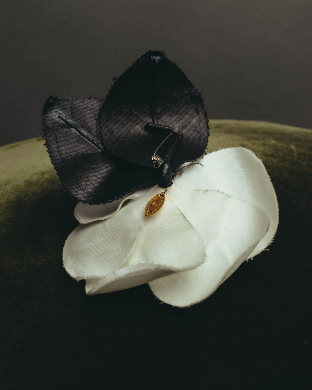 “CHANEL” 90’s-00’s White camellia fabric brooch