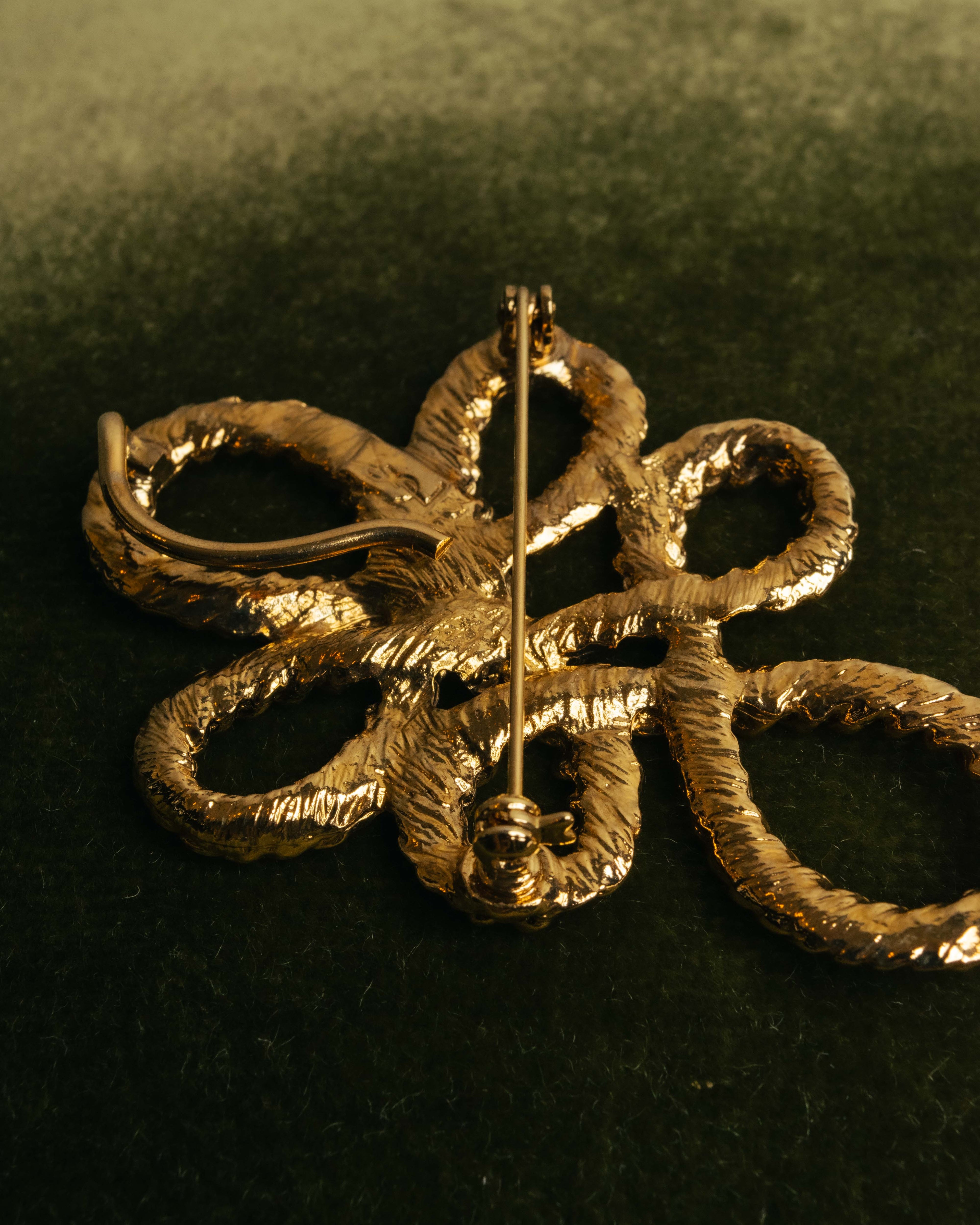 “Yves Saint Laurent” 90’s Gold rope motif flower brooch
