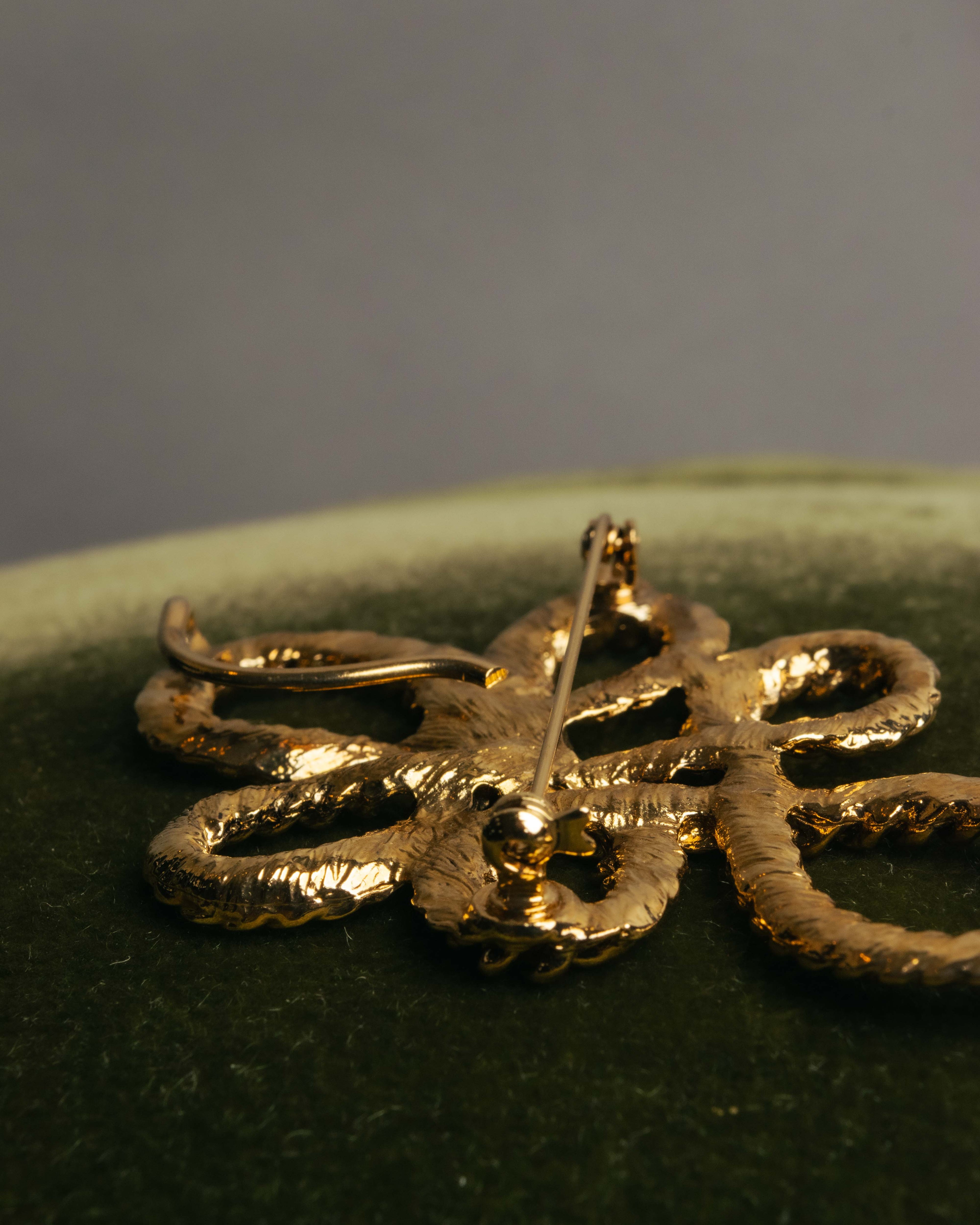 “Yves Saint Laurent” 90’s Gold rope motif flower brooch