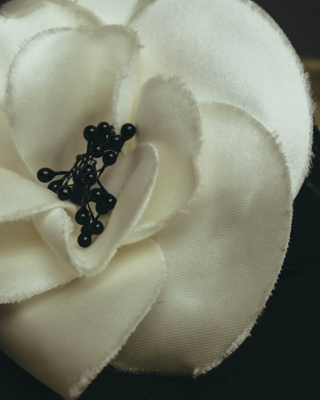 “CHANEL” 90’s-00’s White camellia fabric brooch