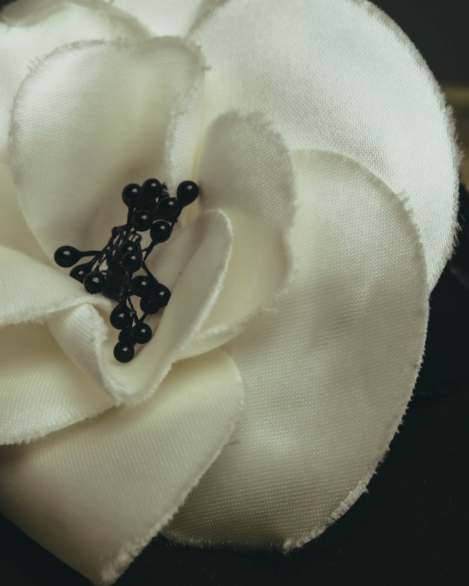 “CHANEL” 90’s-00’s White camellia fabric brooch