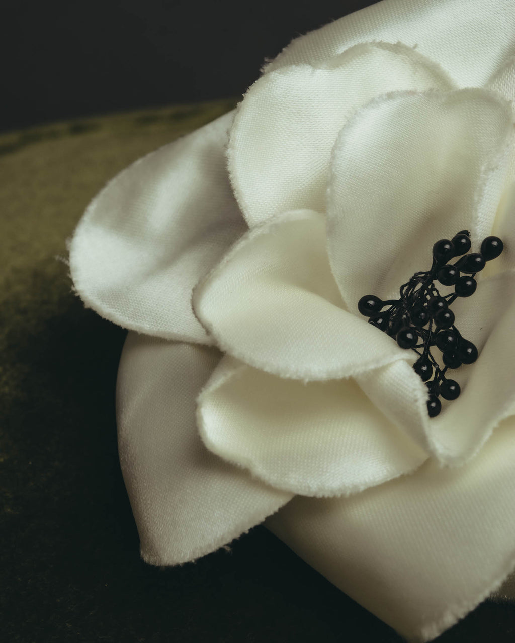 “CHANEL” 90’s-00’s White camellia fabric brooch